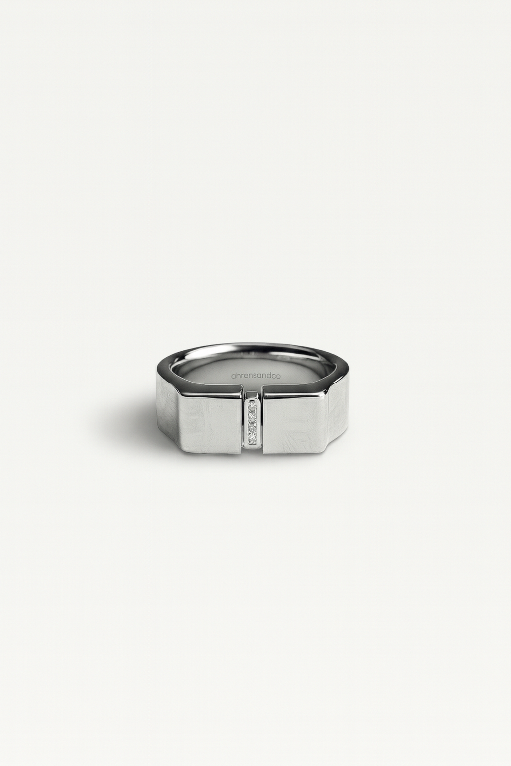 ahrensandco Signet Ring aus Edelstahl rhodiniert mit Zirkonia – Unisex Siegelring Frontansicht
