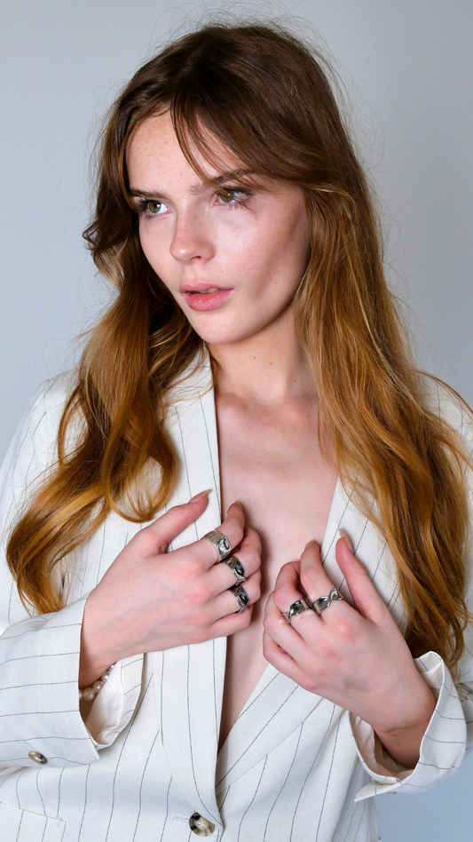 ahrensandco Anneau Infini Ring aus Edelstahl mit polierter Oberfläche und Gravur – moderner Unisex Ring aus Paris
