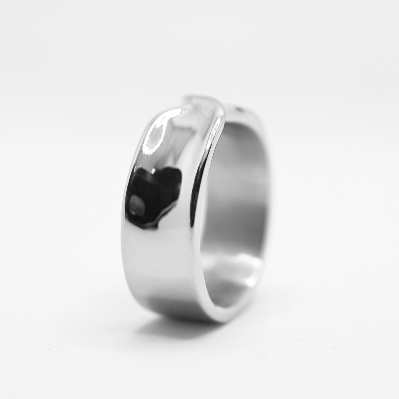 ahrensandco Anneau Infini Ring aus Edelstahl mit polierter Oberfläche und Gravur – moderner Unisex Ring aus Paris
