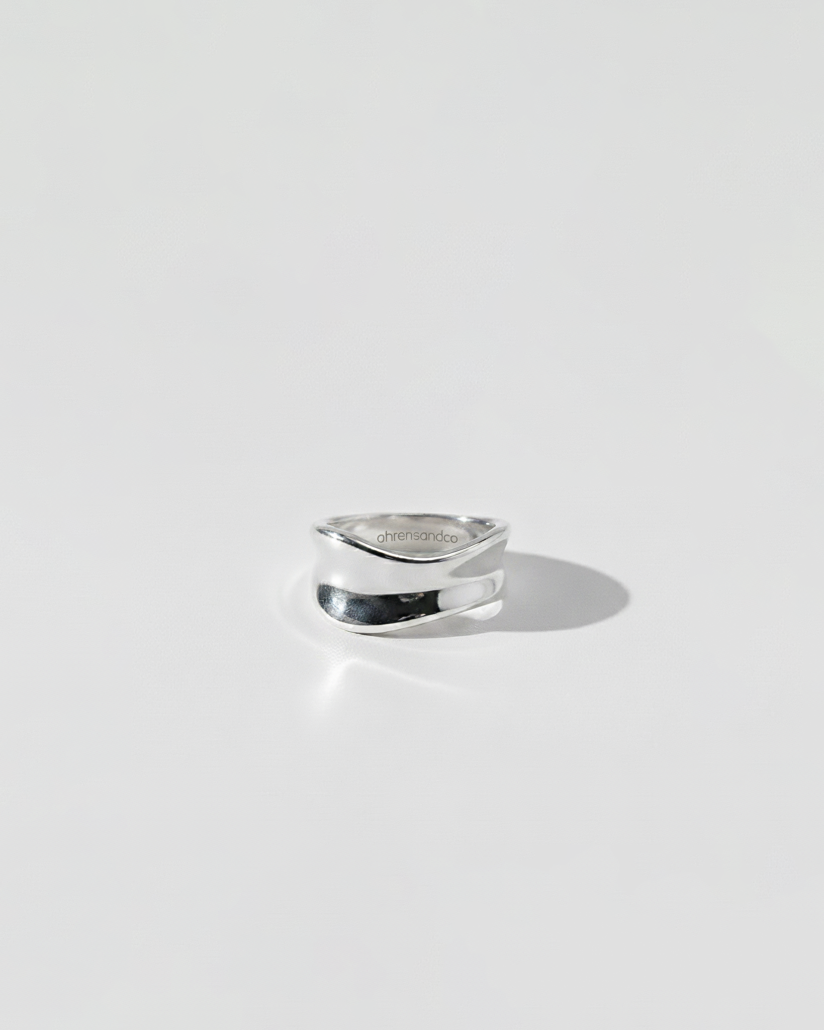 ahrensandco Arché Ring aus Edelstahl mit rhodinierter, polierter Oberfläche – minimalistischer Unisex Schmuck aus Paris
