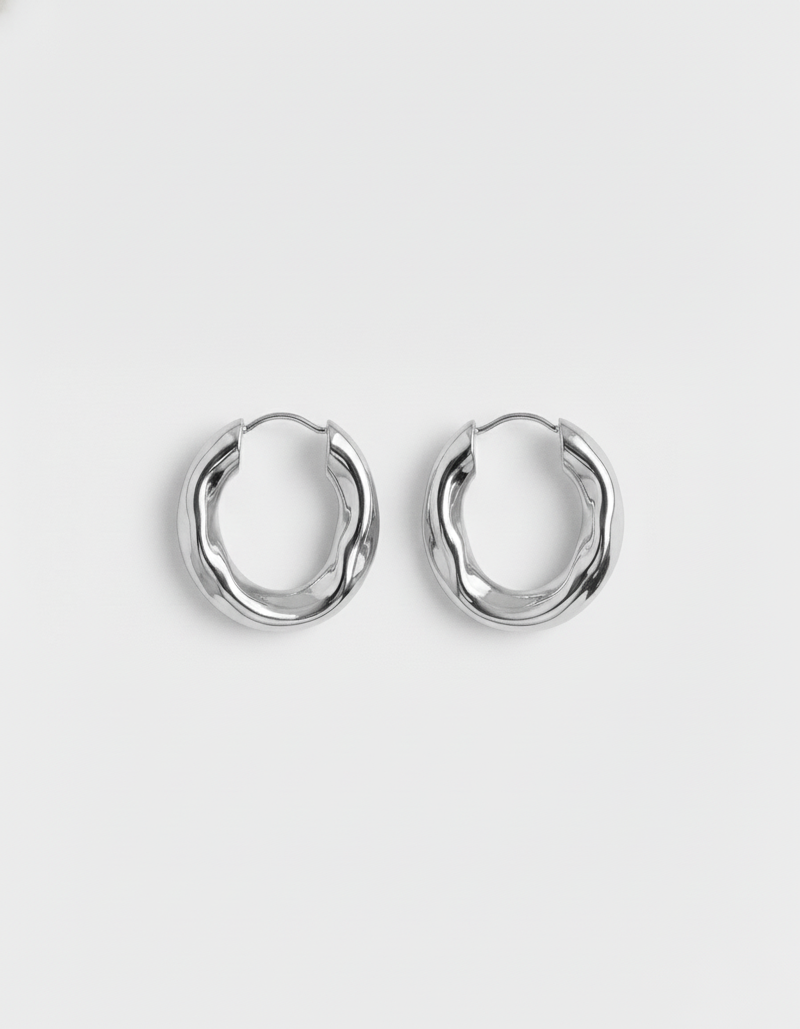 ahrensandco Bosselé Creolen aus Edelstahl mit polierter Oberfläche und organischer Form – minimalistische Unisex-Ohrringe aus Paris
