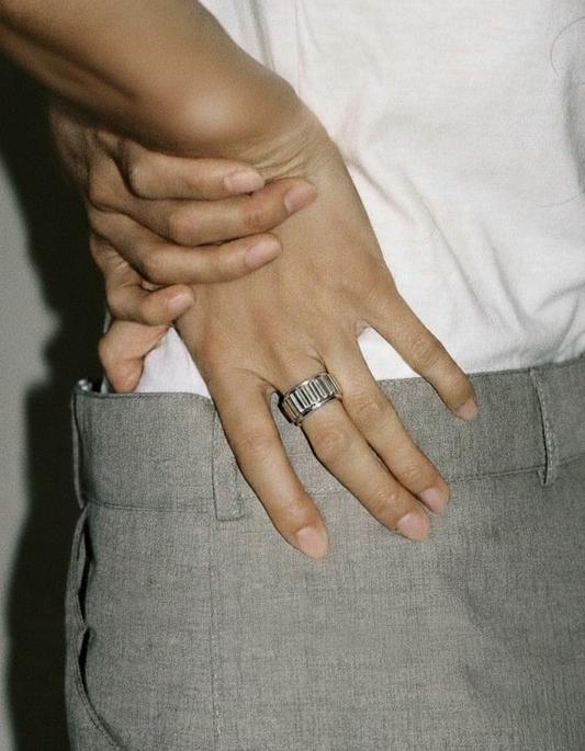 ahrensandco Cannelé Ring aus Edelstahl mit glänzender Oberfläche und gerillter Struktur – moderner Unisex Ring aus Paris
