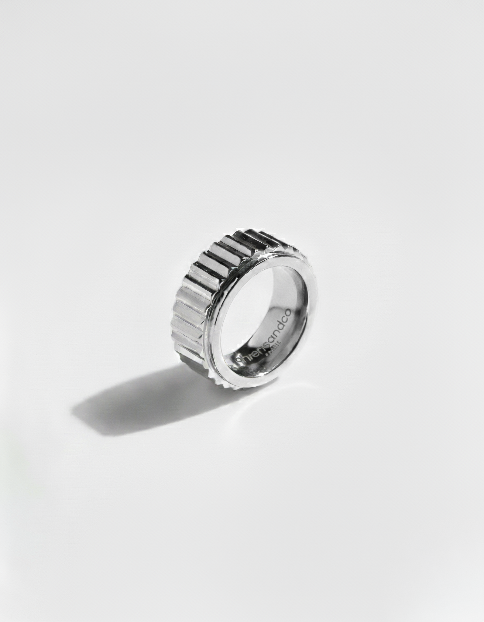 ahrensandco Cannelé Ring aus Edelstahl mit glänzender Oberfläche und gerillter Struktur – moderner Unisex Ring aus Paris
