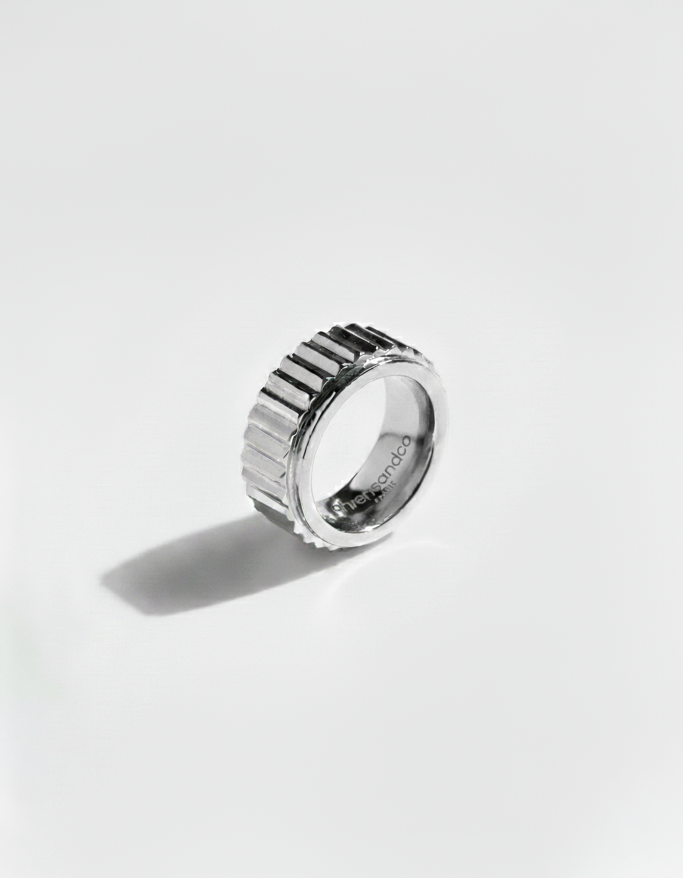 ahrensandco Cannelé Ring aus Edelstahl rhodiniert – Unisex Ring Detailansicht