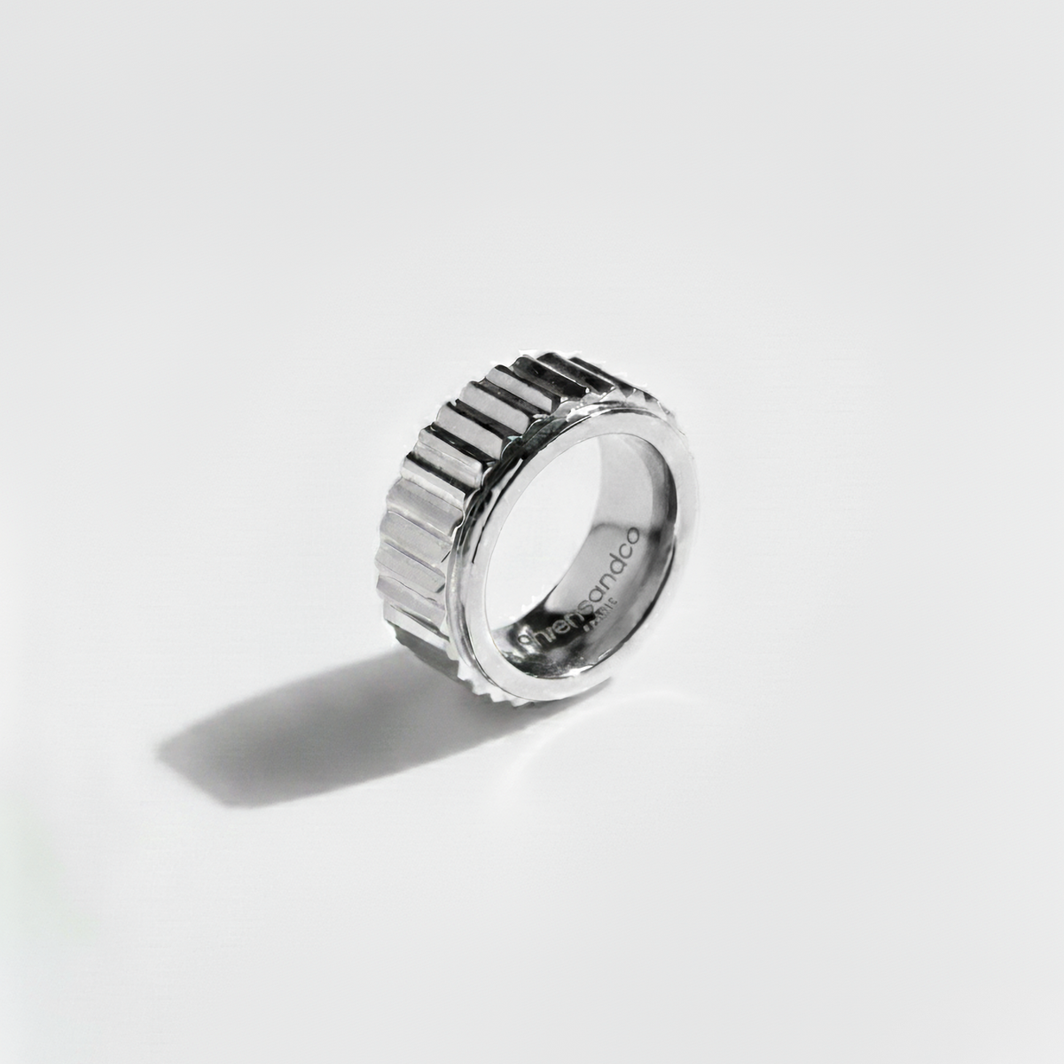 ahrensandco Cannelé Ring aus Edelstahl mit glänzender Oberfläche und gerillter Struktur – moderner Unisex Ring aus Paris
