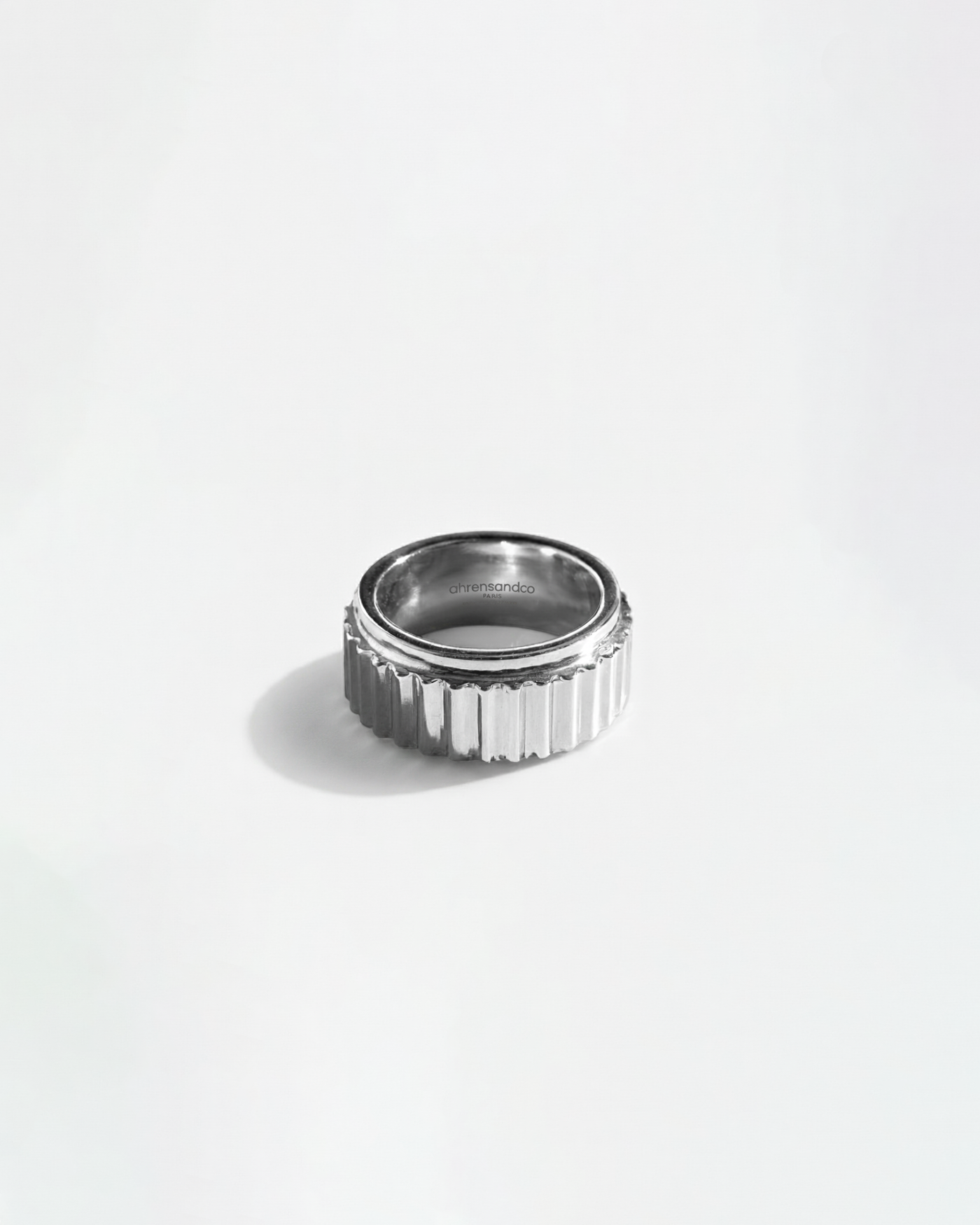 ahrensandco Cannelé Ring aus Edelstahl rhodiniert – Unisex Ring Frontansicht