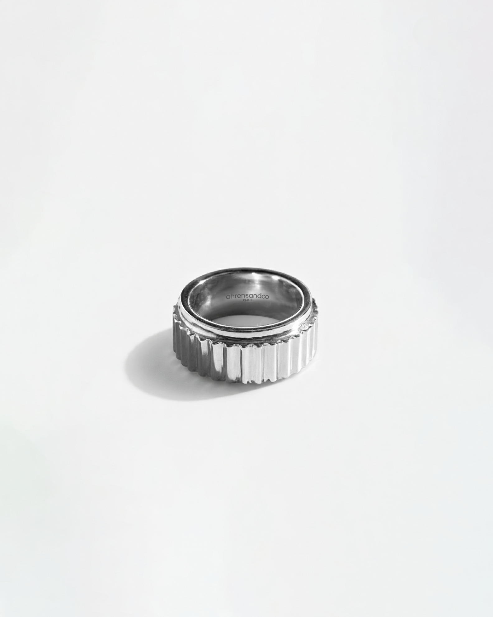 ahrensandco Cannelé Ring aus Edelstahl mit glänzender Oberfläche und gerillter Struktur – moderner Unisex Ring aus Paris
