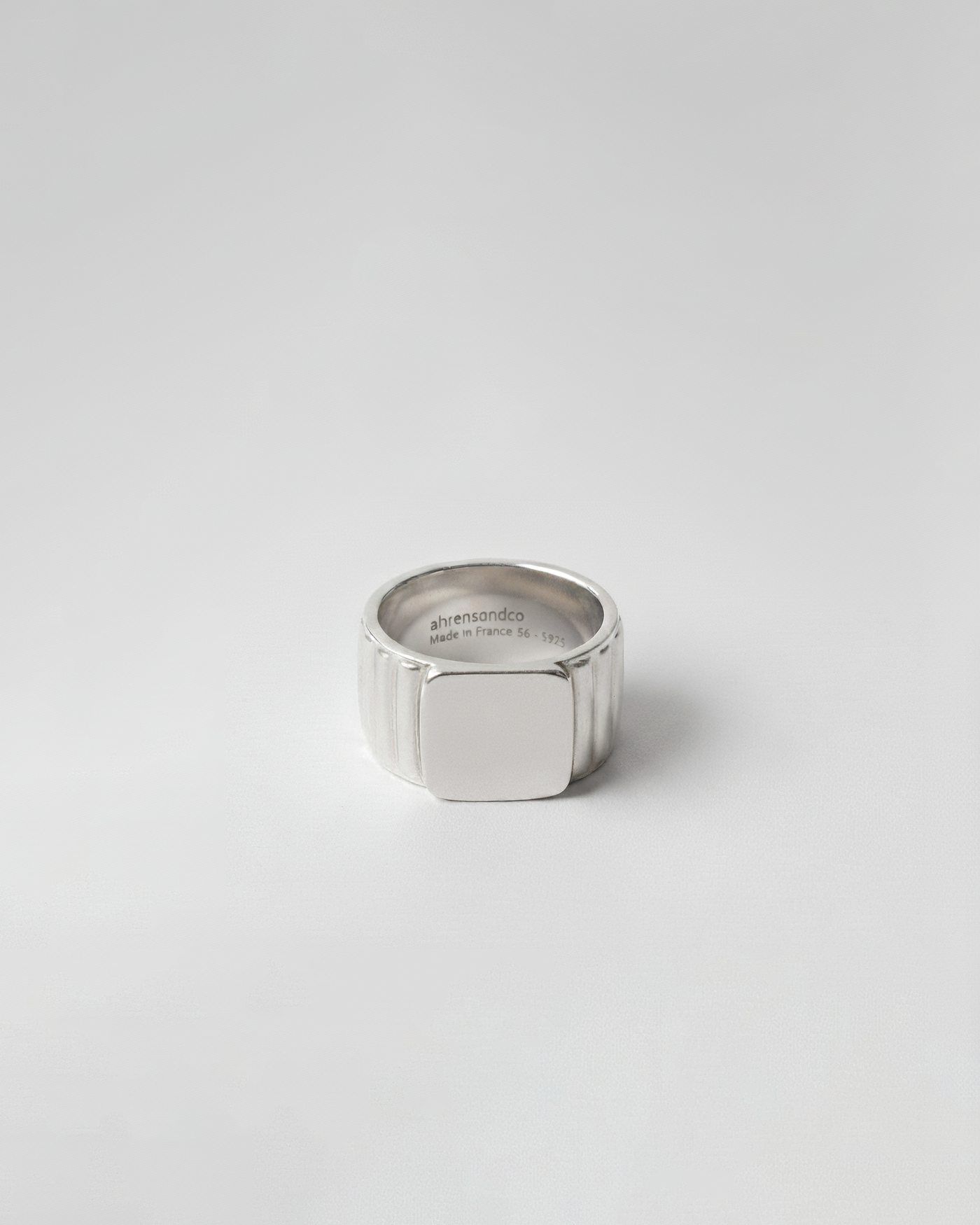 ahrensandco Cavité Ring aus Edelstahl rhodiniert – Unisex Ring Frontansicht