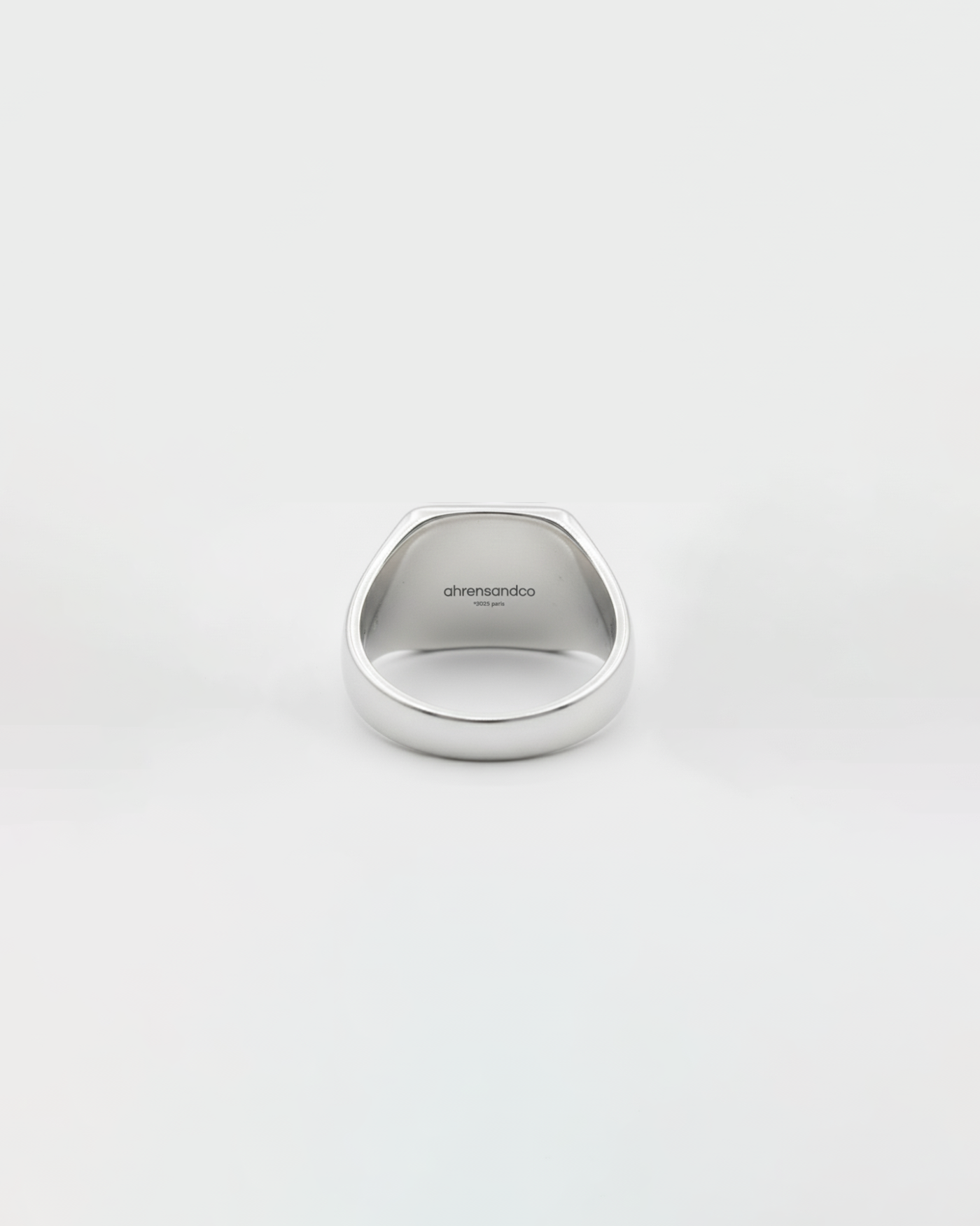 ahrensandco Classic Signet Ring aus Edelstahl mit gebürsteter Oberfläche – moderner Unisex Siegelring aus Paris
