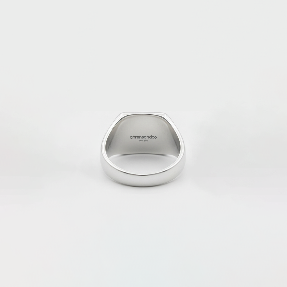 ahrensandco Classic Signet Ring aus Edelstahl mit gebürsteter Oberfläche – moderner Unisex Siegelring aus Paris
