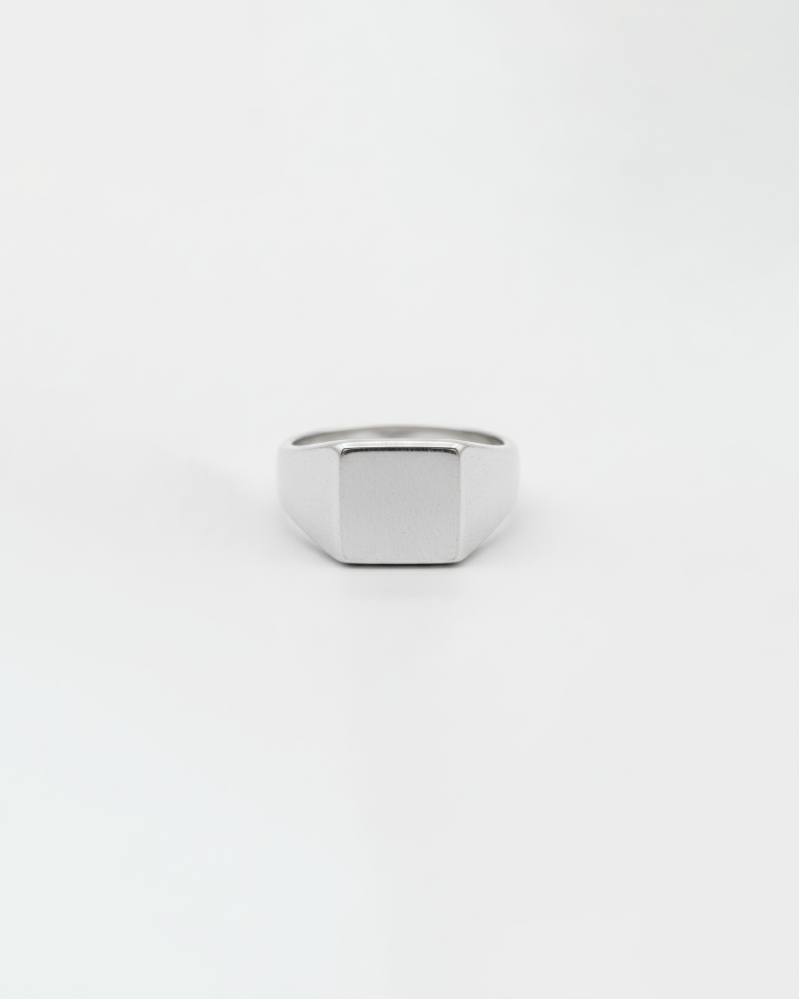 ahrensandco Classic Signet Ring aus Edelstahl mit gebürsteter Oberfläche – moderner Unisex Siegelring aus Paris
