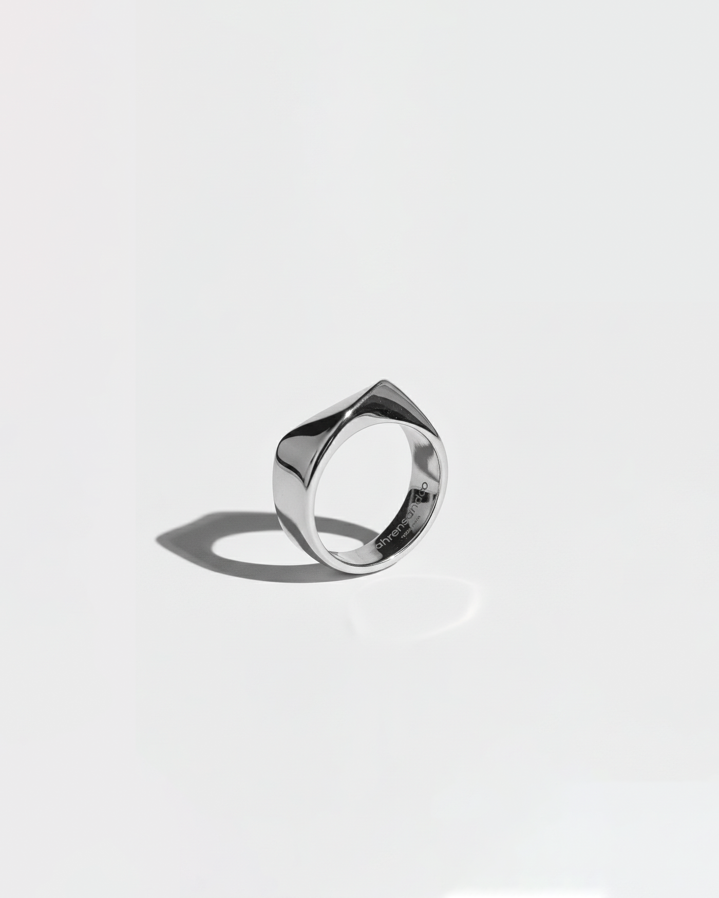 ahrensandco Contour Ring aus Edelstahl mit geschwungener, polierter Form – minimalistischer Unisex Schmuck aus Paris
