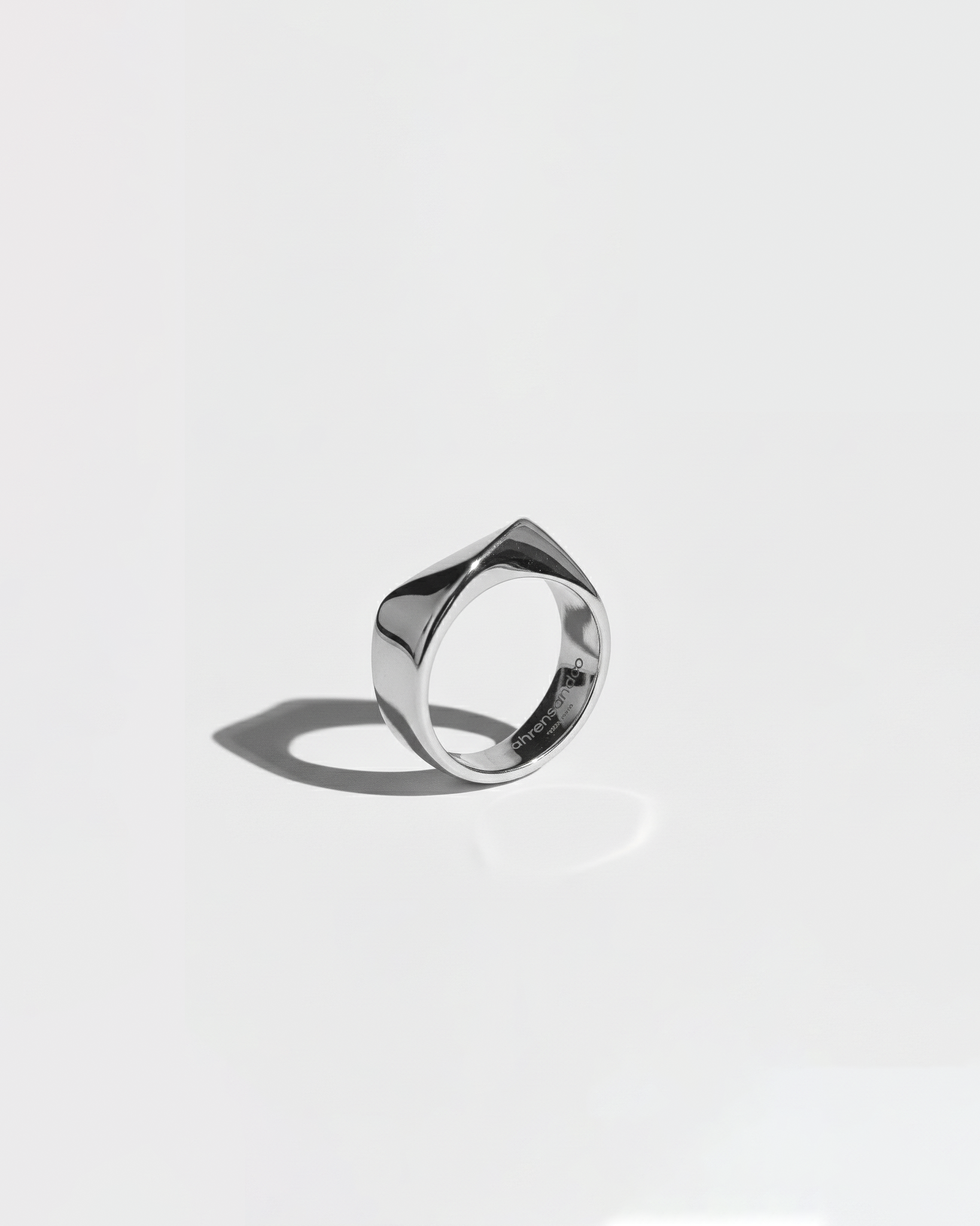 ahrensandco Contour Ring aus Edelstahl mit geschwungener, polierter Form – minimalistischer Unisex Schmuck aus Paris
