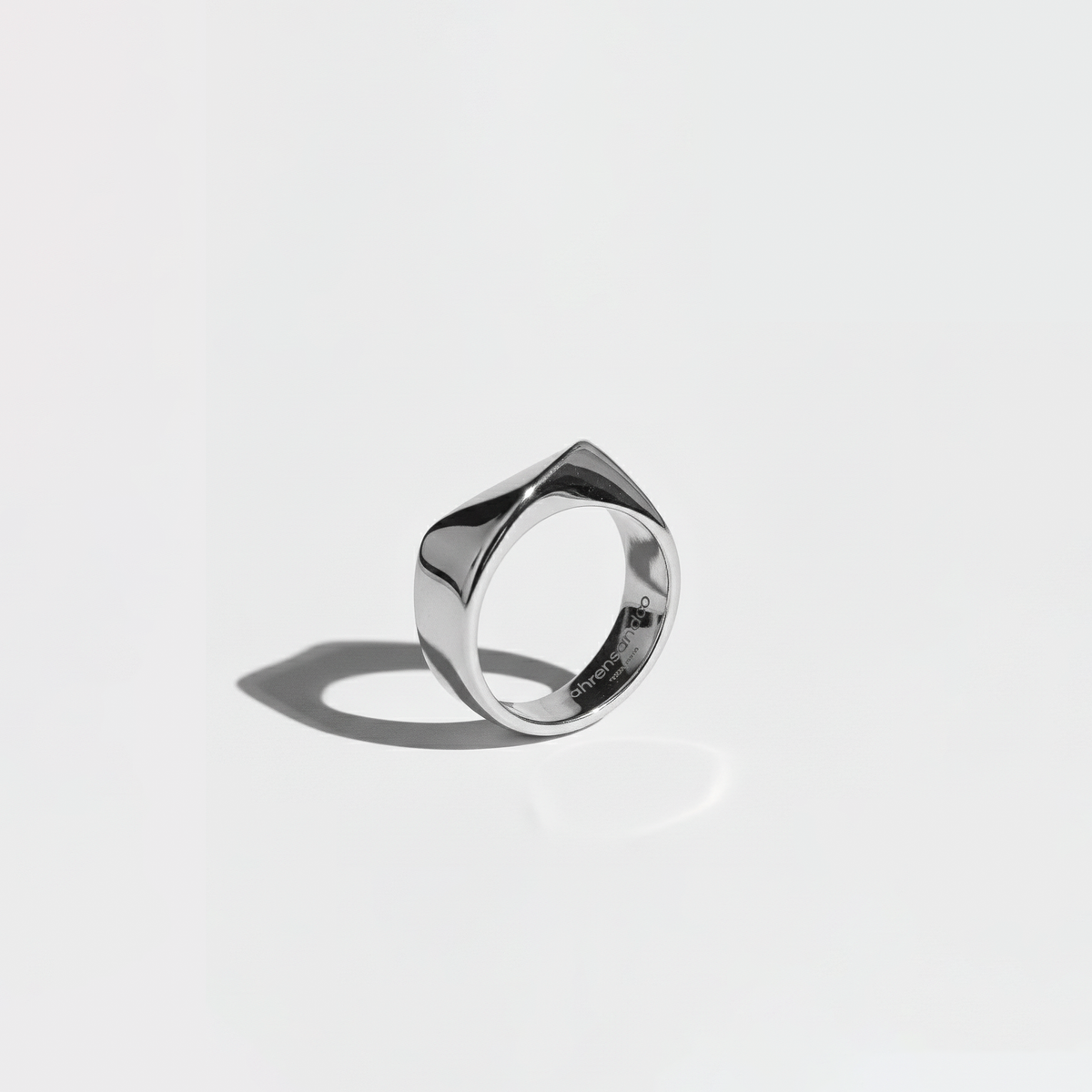 ahrensandco Contour Ring aus Edelstahl mit geschwungener, polierter Form – minimalistischer Unisex Schmuck aus Paris
