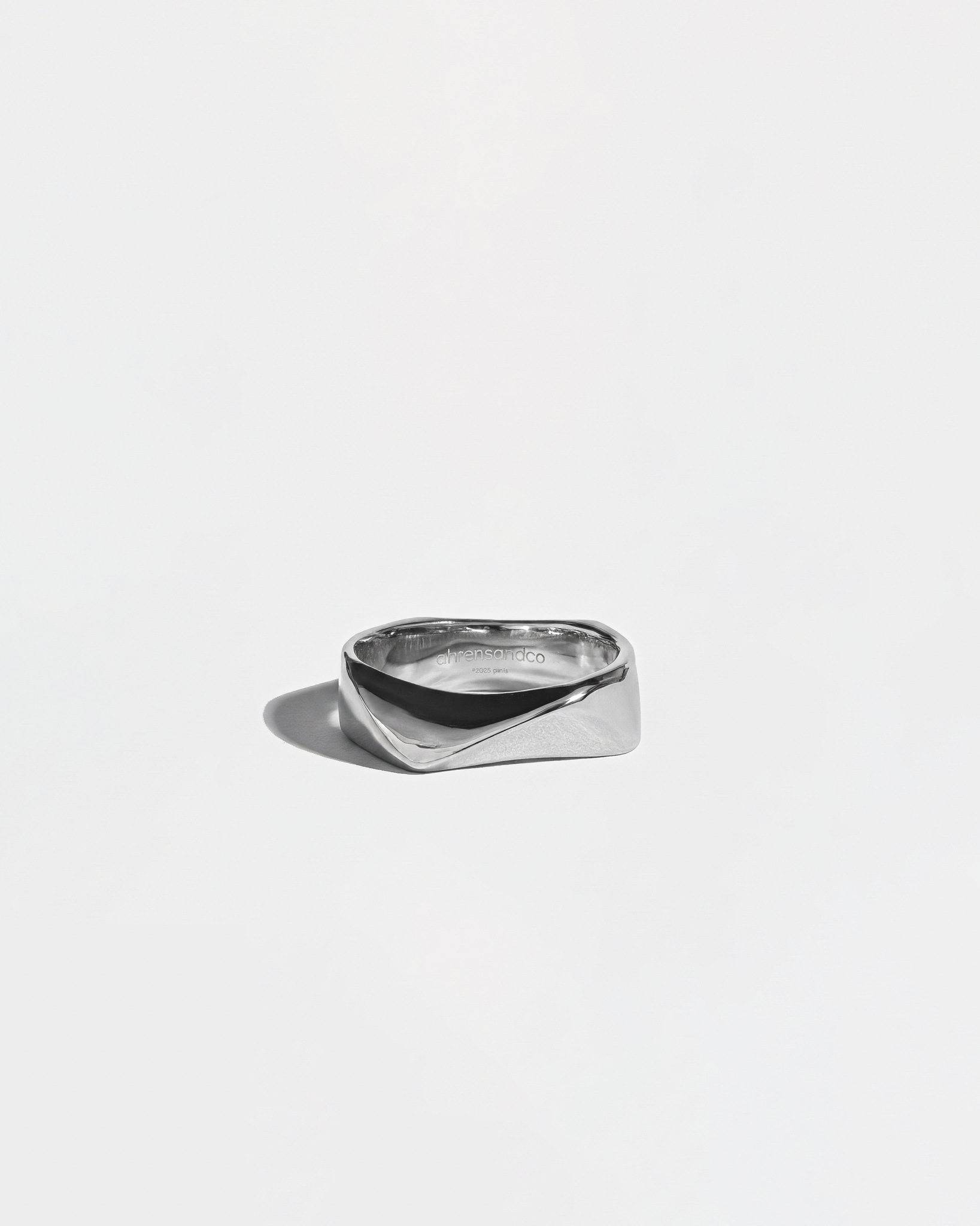 ahrensandco Contour Ring aus Edelstahl mit geschwungener, polierter Form – minimalistischer Unisex Schmuck aus Paris
