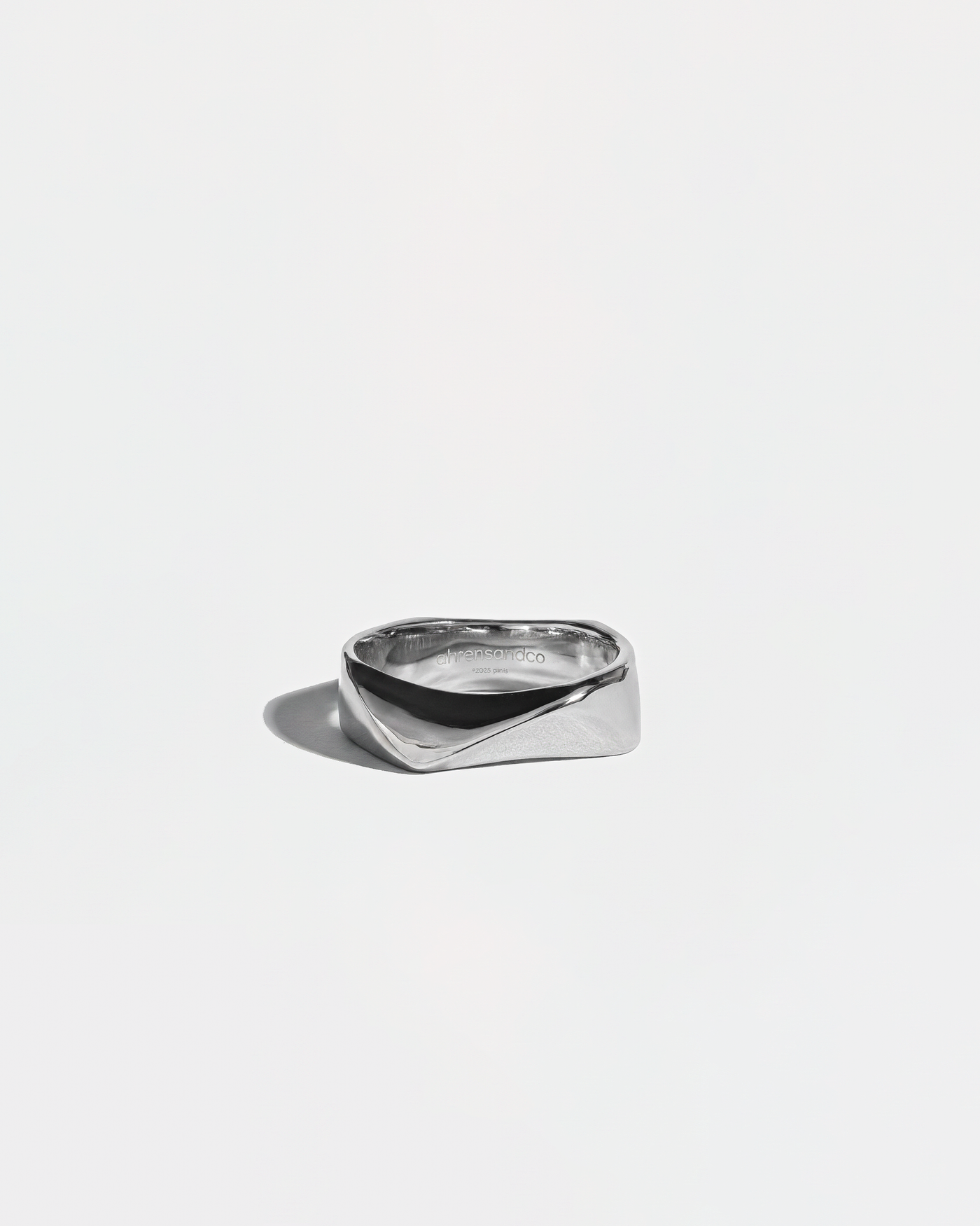 ahrensandco Contour Ring aus Edelstahl mit geschwungener, polierter Form – minimalistischer Unisex Schmuck aus Paris
