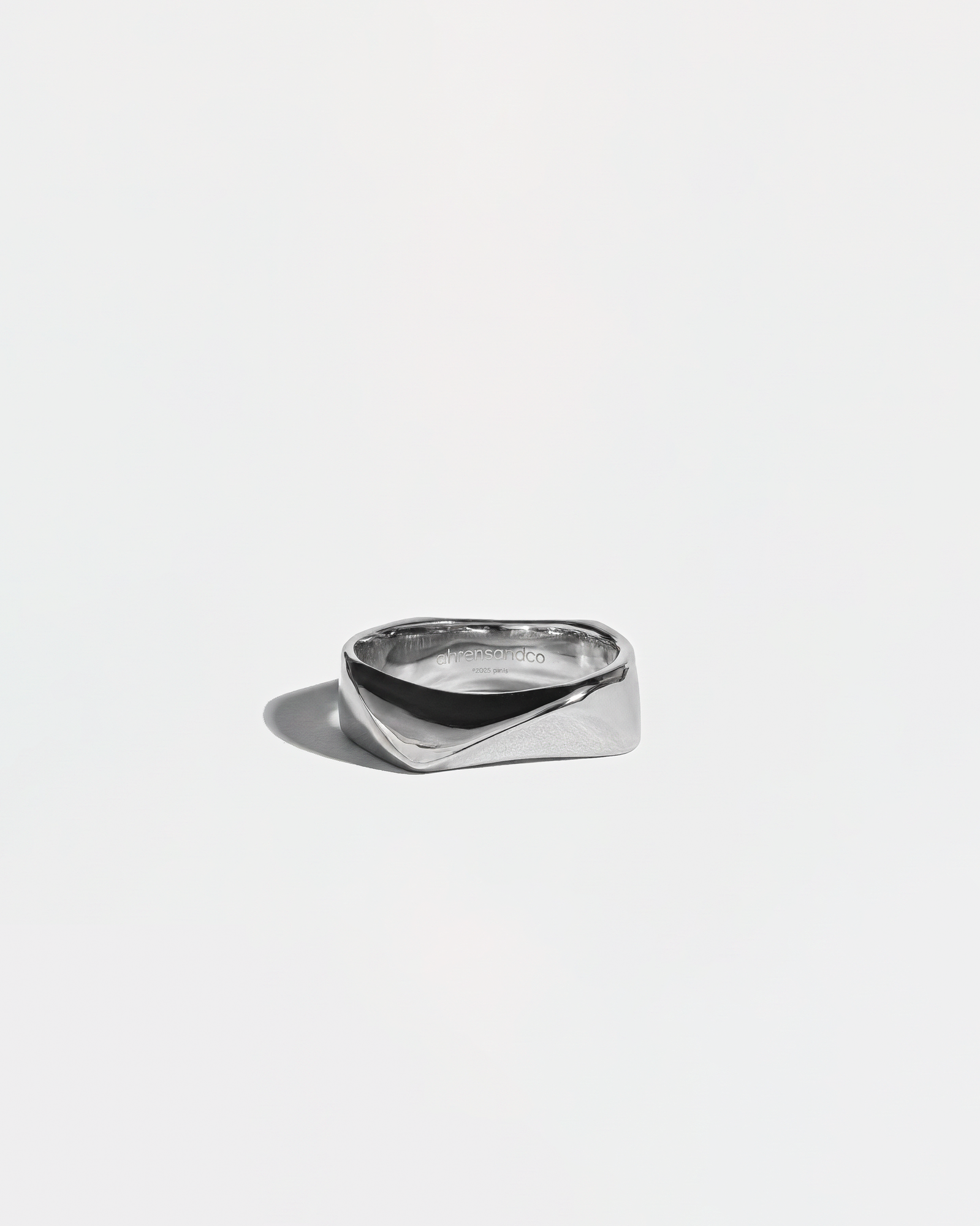 ahrensandco Contour Ring aus Edelstahl mit geschwungener, polierter Form – minimalistischer Unisex Schmuck aus Paris
