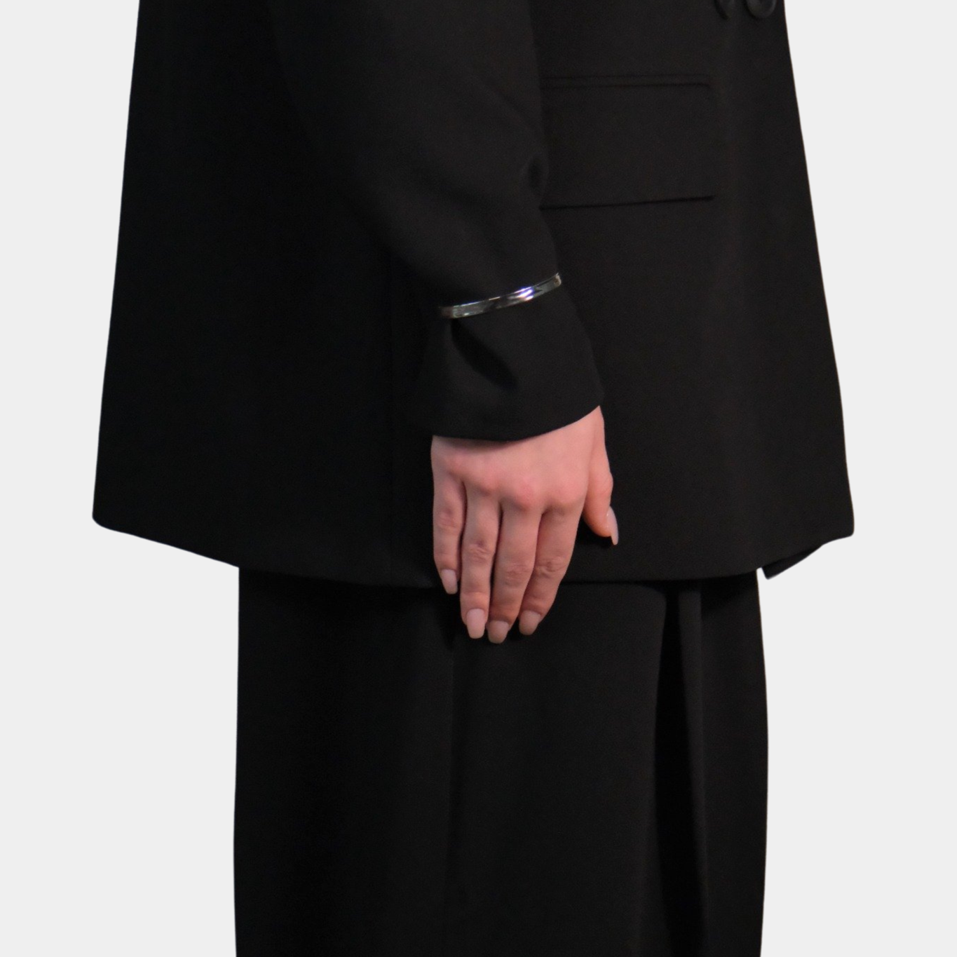 ahrensandco Hammered Bracelet – Edelstahl Armband mit gehämmerter Textur, polierte Oberfläche, minimalistisches Design aus Paris
