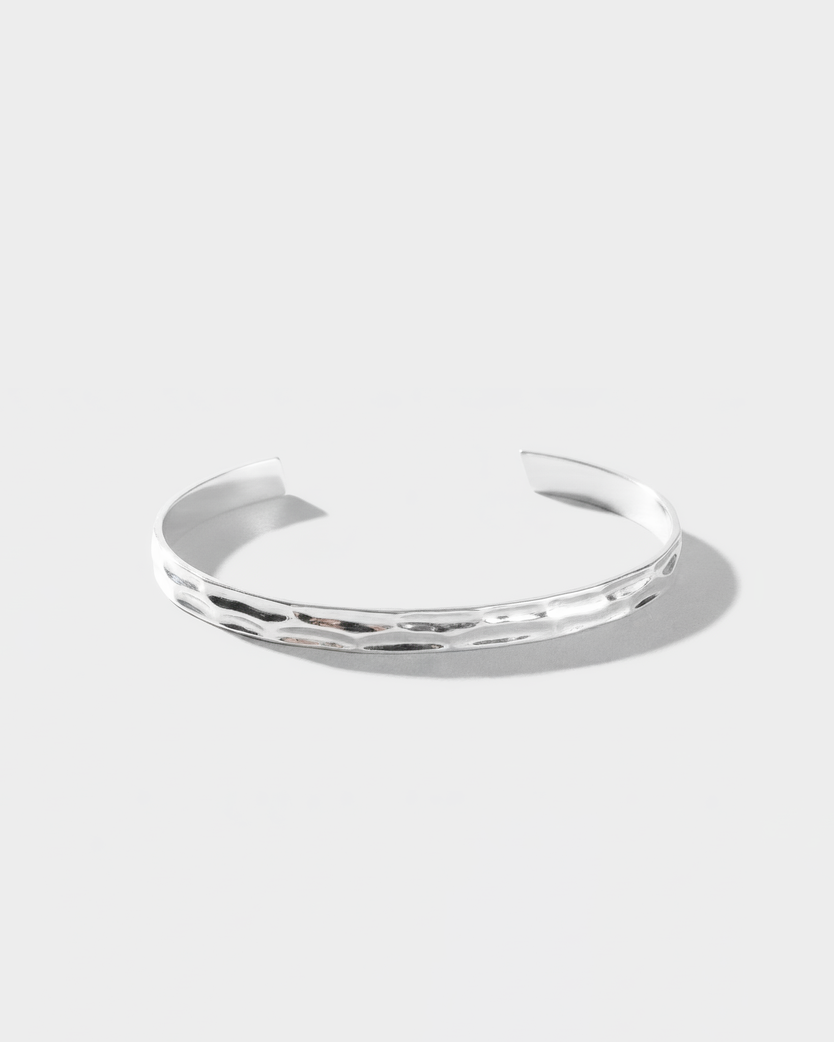 ahrensandco Hammered Bracelet – Edelstahl Armband mit gehämmerter Textur, polierte Oberfläche, minimalistisches Design aus Paris
