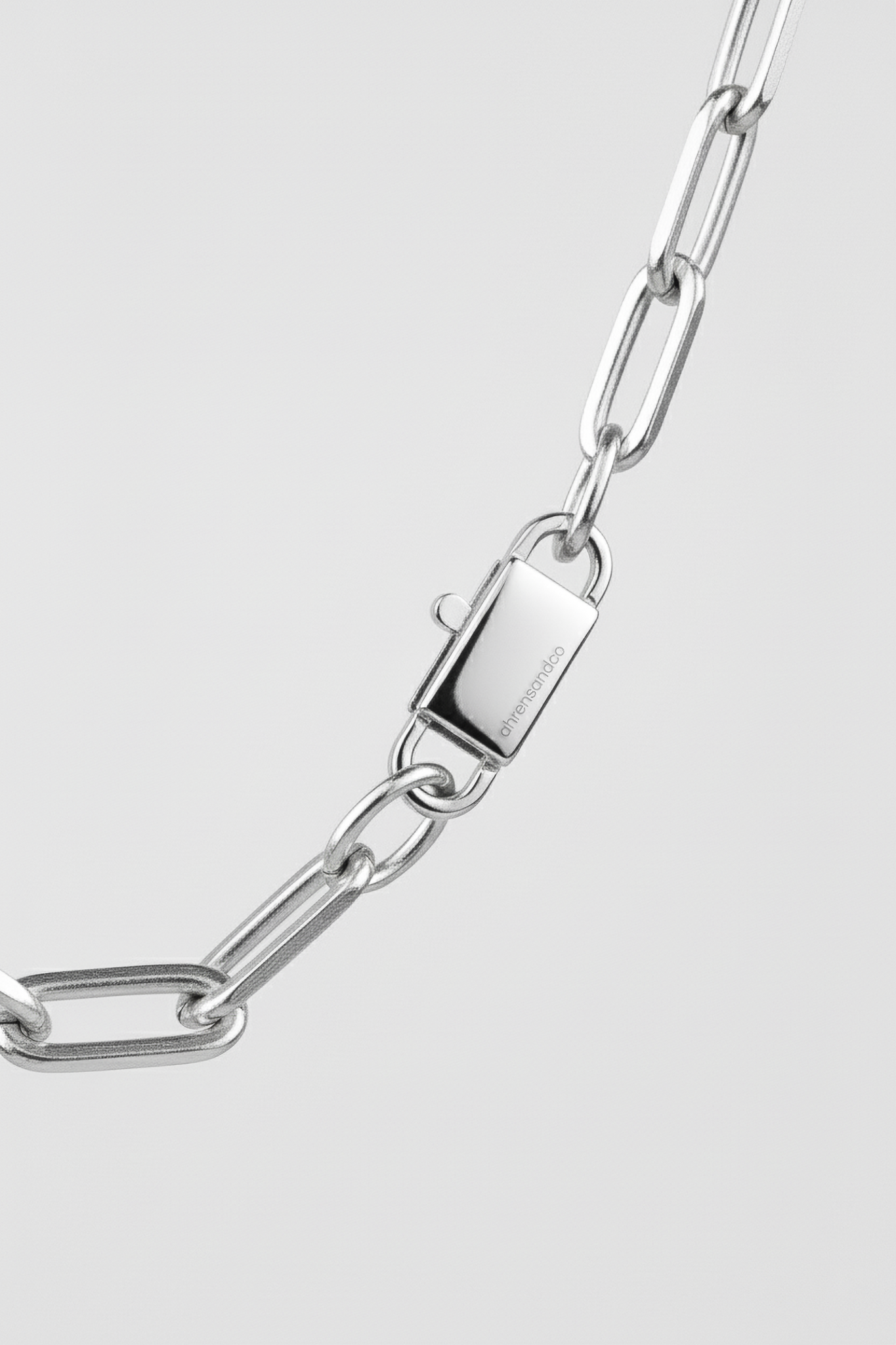 ahrensandco Honoré Necklace aus Edelstahl mit rhodinierter Oberfläche – minimalistische Kette mit Gravur, designed in Paris
