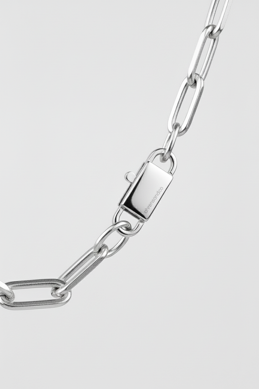 ahrensandco Honoré Necklace aus Edelstahl mit rhodinierter Oberfläche – minimalistische Kette mit Gravur, designed in Paris
