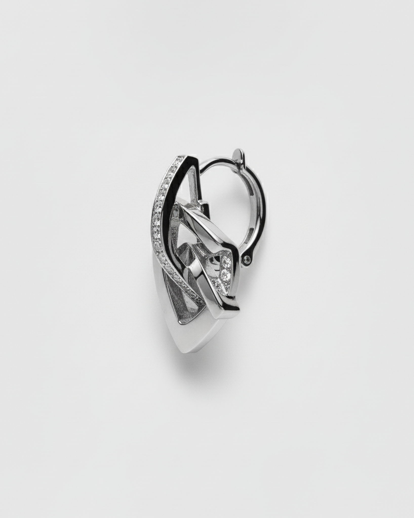 ahrensandco Interlock Earrings aus Edelstahl mit Zirkonia und Gravur – polierte Unisex-Creolen mit architektonischem Design aus Paris
