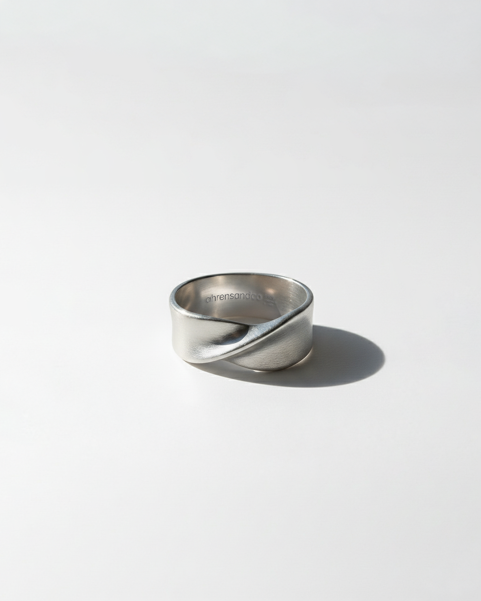 ahrensandco Linéaire Ring aus 925 Silber mit satinierter Oberfläche und gedrehter Kontur – minimalistischer Unisex Ring aus Paris
