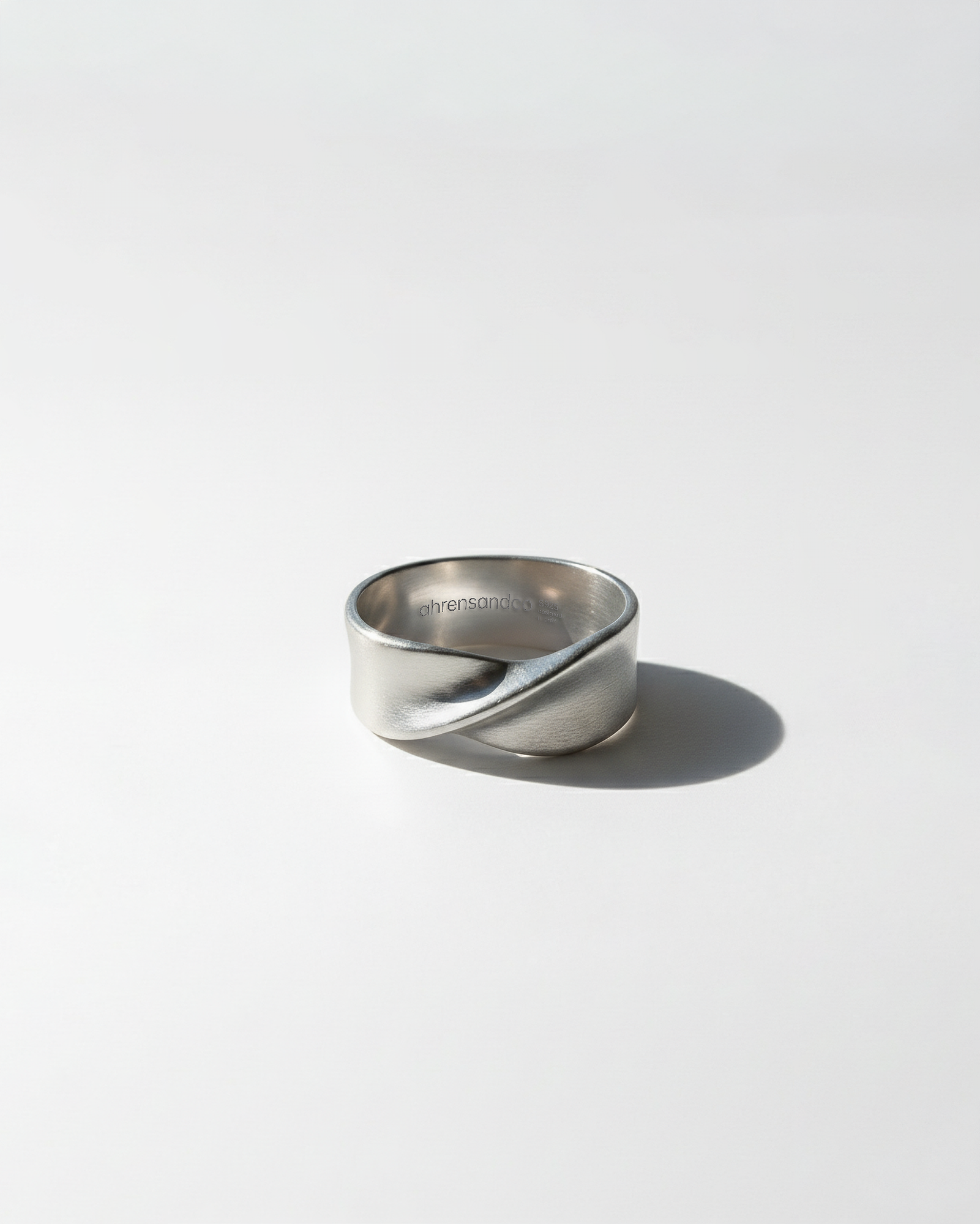 ahrensandco Linéaire Ring aus 925 Silber mit satinierter Oberfläche und gedrehter Kontur – minimalistischer Unisex Ring aus Paris
