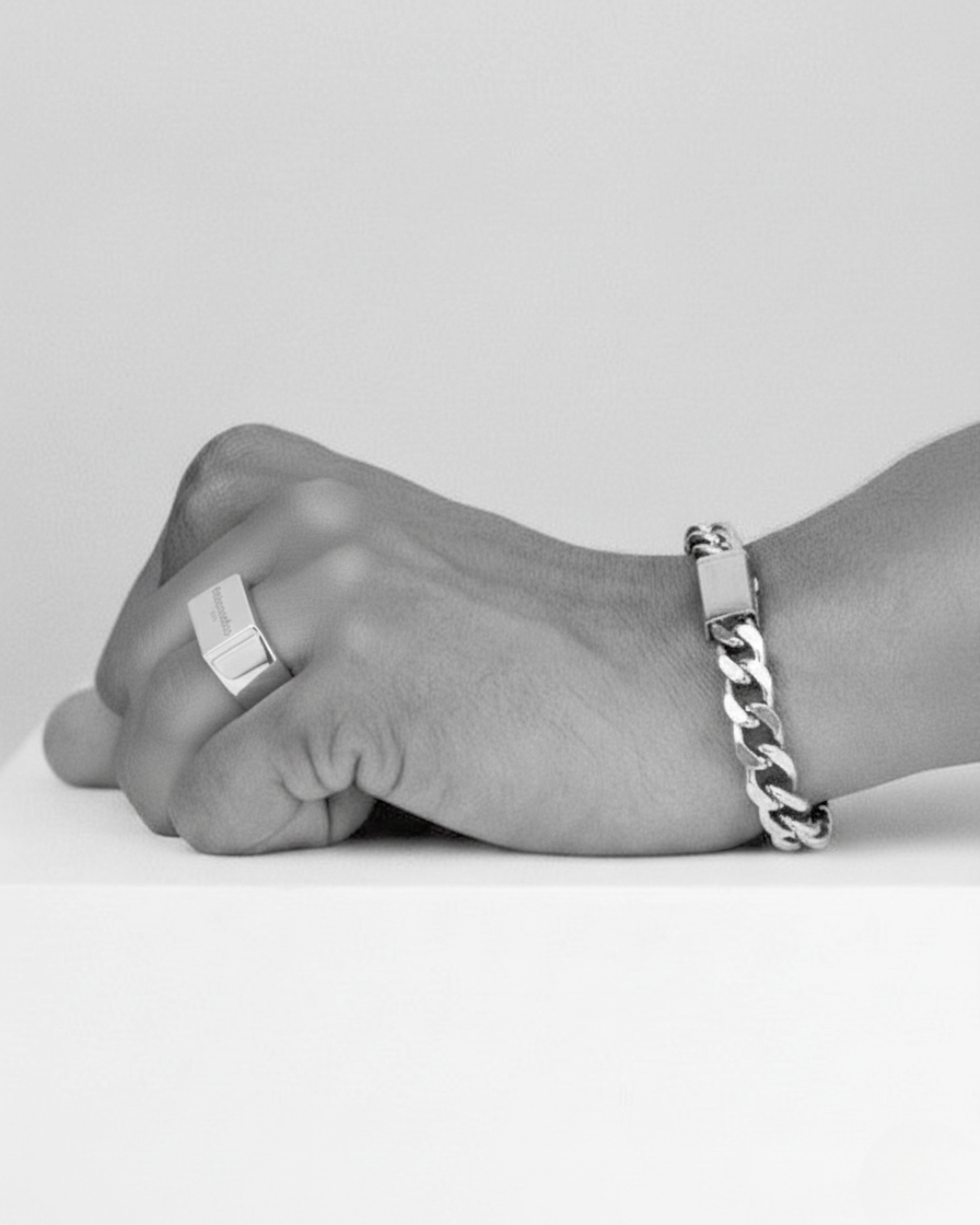 ahrensandco Metropolitan Cuban Bracelet – Edelstahl Armband mit graviertem Verschluss, massives Cuban-Design, minimalistischer Stil aus Paris
