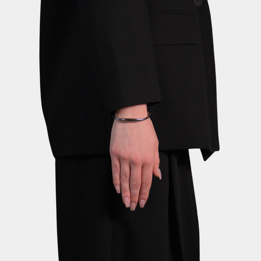 ahrensandco Ondé Bracelet – Edelstahl Armband mit polierter Oberfläche und organischer Wellenform, minimalistisches Design aus Paris
