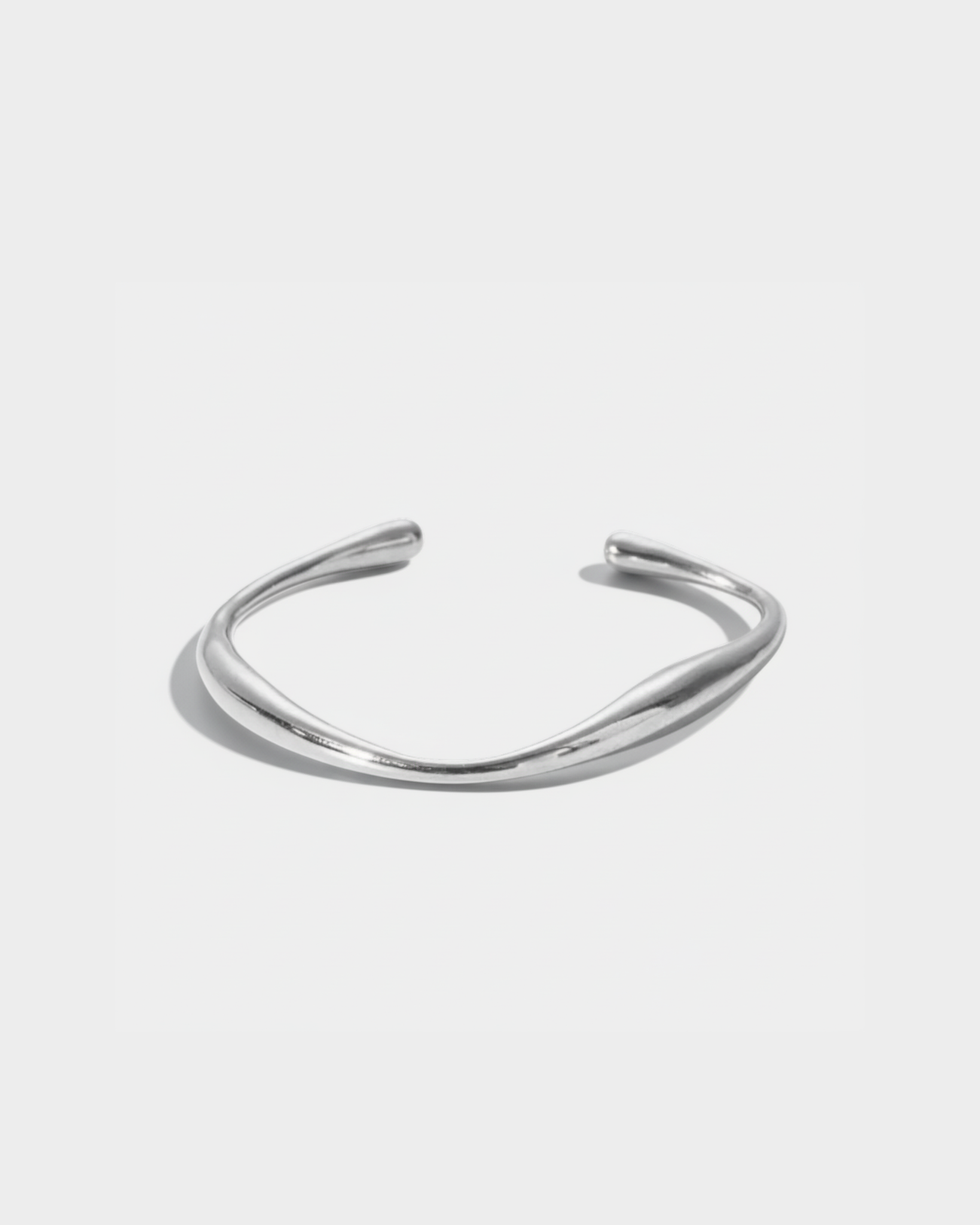 ahrensandco Ondé Bracelet – Edelstahl Armband mit polierter Oberfläche und organischer Wellenform, minimalistisches Design aus Paris
