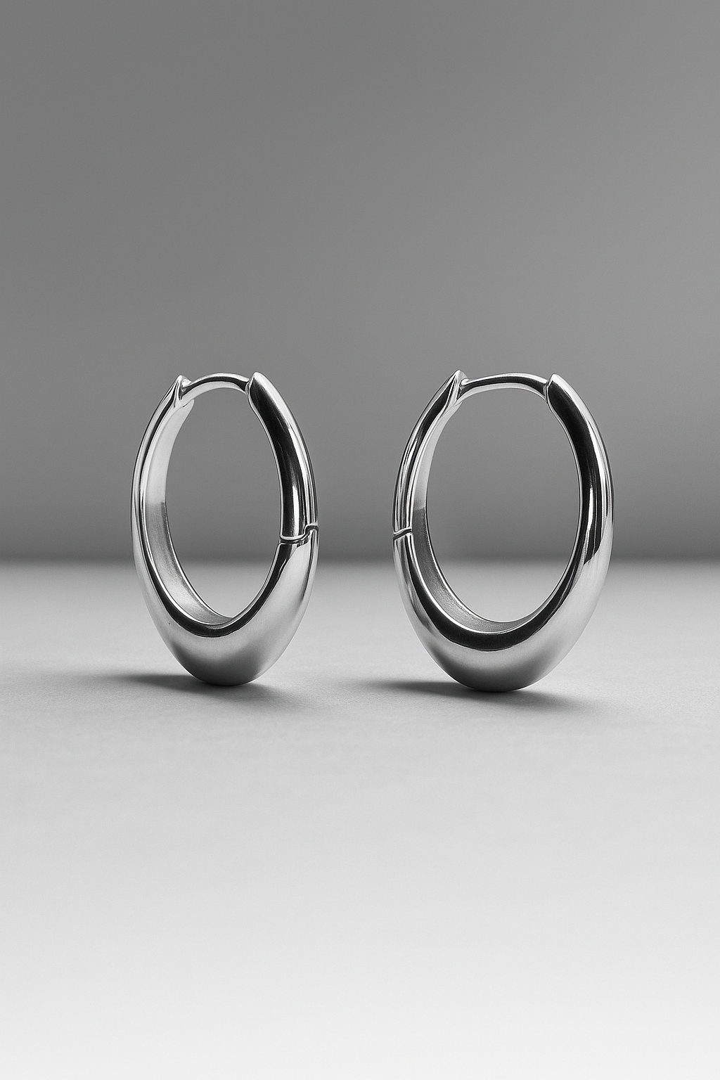 ahrensandco Orbit Earring aus 925 Sterling Silber – polierte Creolen mit Click-Verschluss, minimalistisches Design, made in Paris
