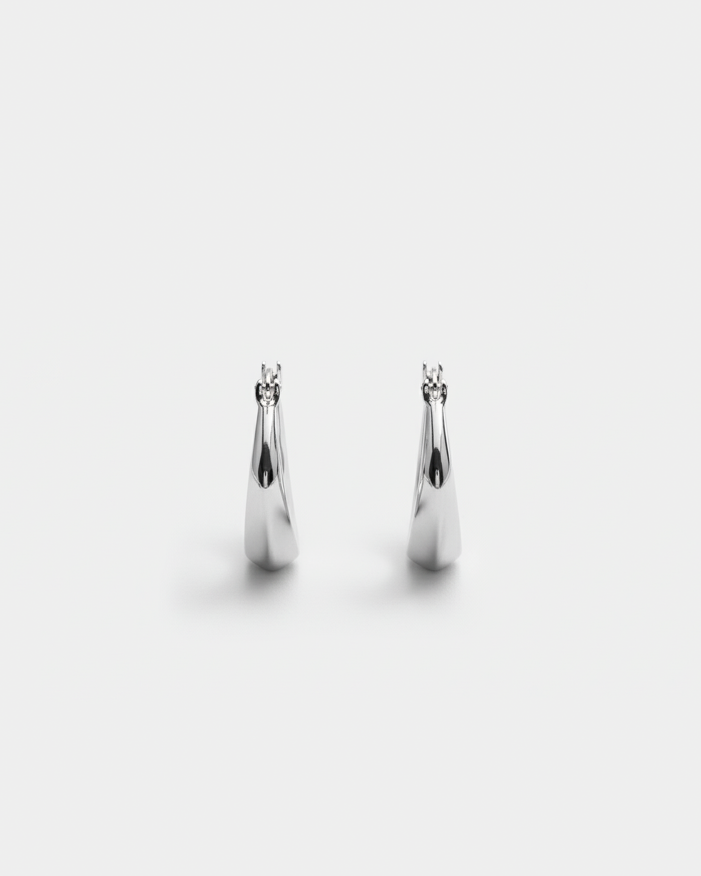ahrensandco Paradoxe Earring – asymmetrische skulpturale Creolen aus Edelstahl mit polierter Oberfläche, minimalistisches Design aus Paris
