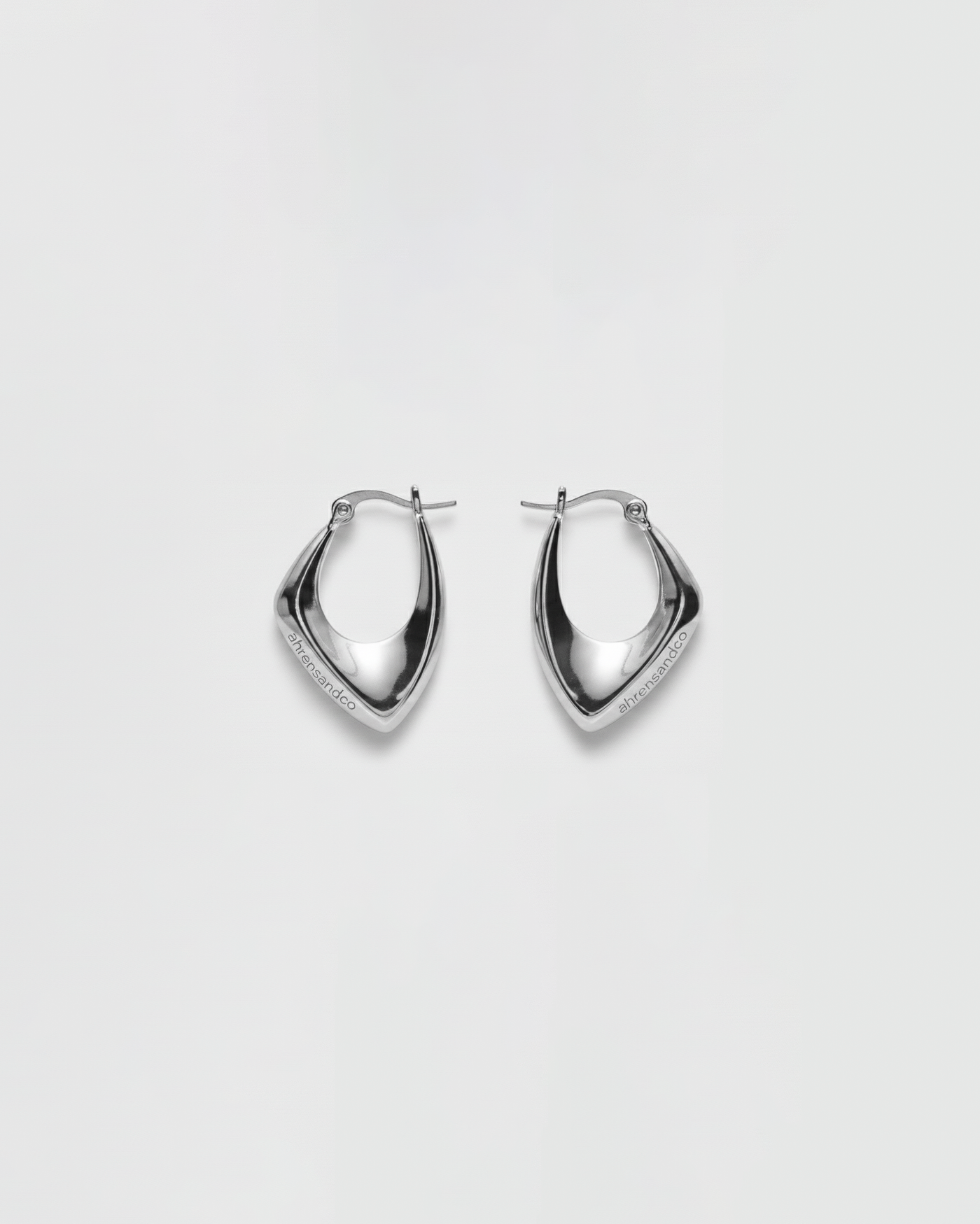 ahrensandco Paradoxe Earring – asymmetrische skulpturale Creolen aus Edelstahl mit polierter Oberfläche, minimalistisches Design aus Paris
