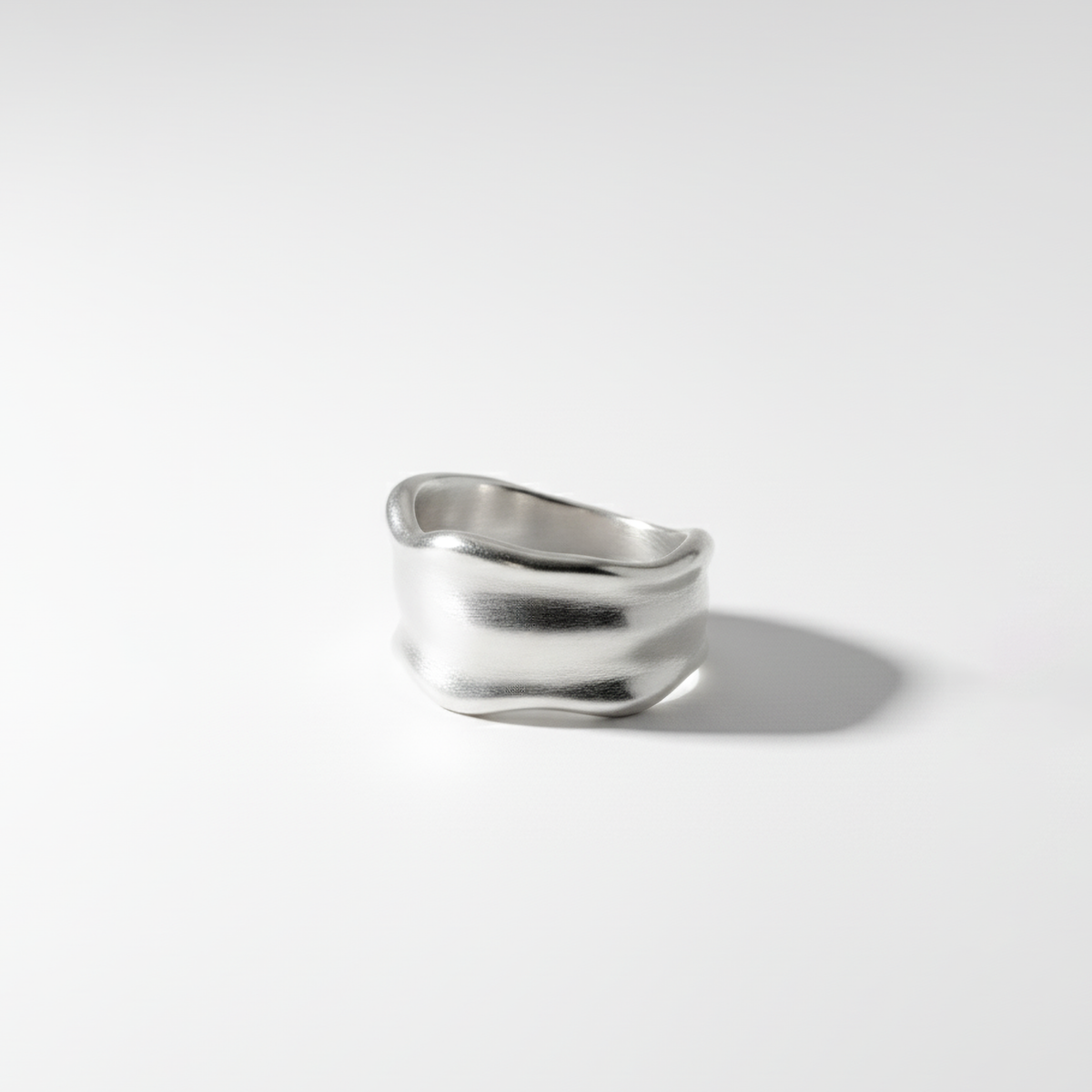 ahrensandco Rivulet Ring aus 925 Silber mit matter Oberfläche – Unisex Design inspiriert von Pariser Schmuckkunst
