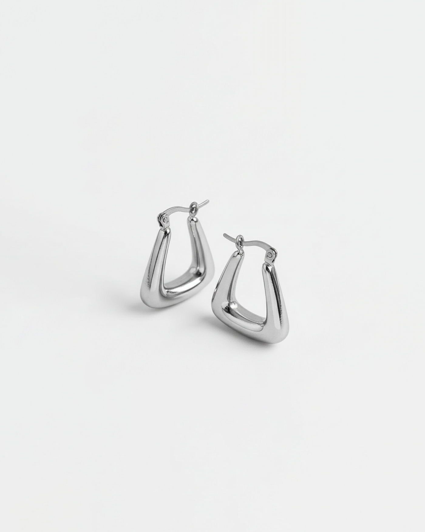 ahrensandco Sculptural Drop Earrings aus Edelstahl – Unisex Ring Seitenansicht