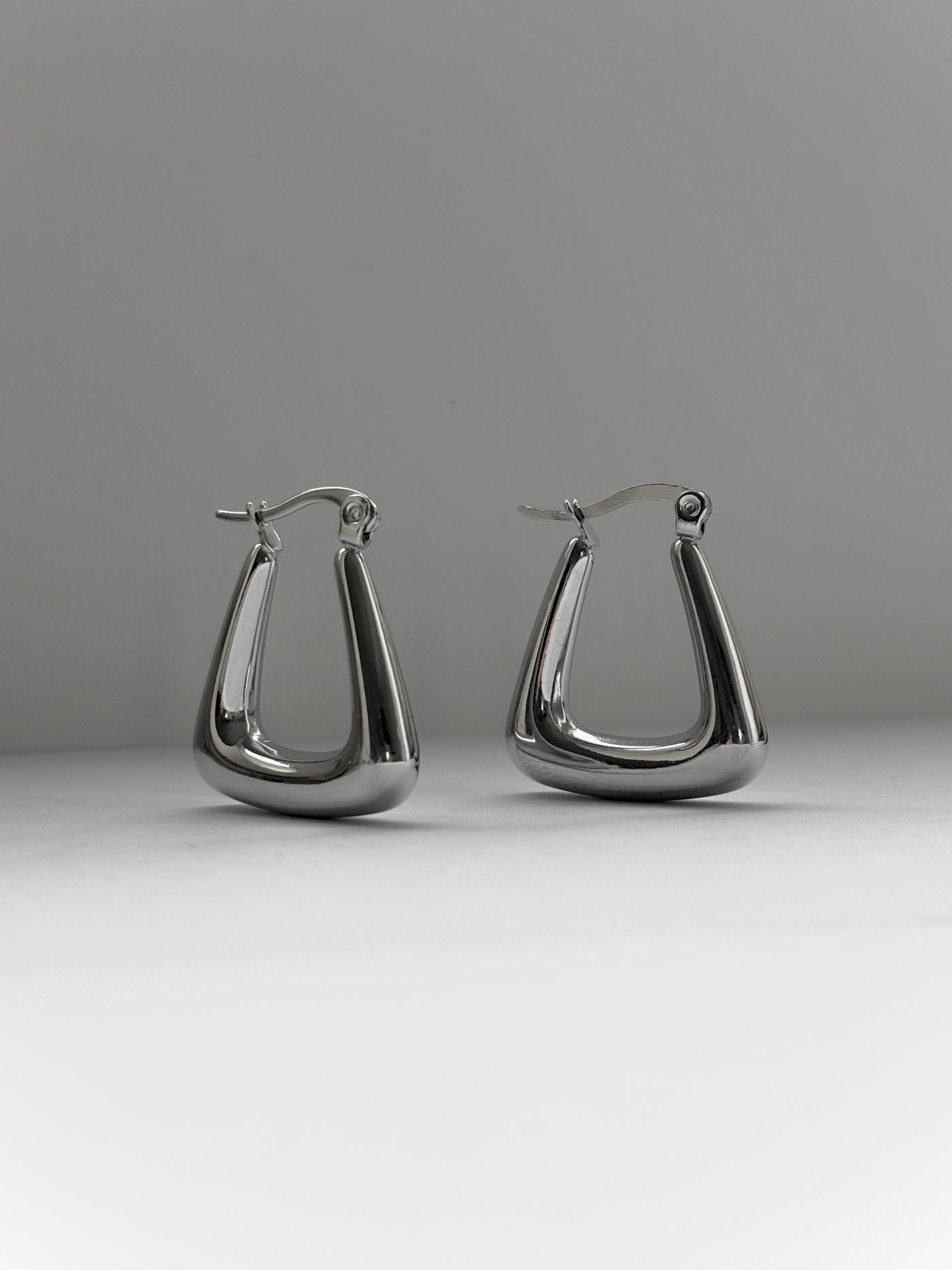 ahrensandco Sculptural Drop Earrings aus Edelstahl – Unisex Ring Detailansicht