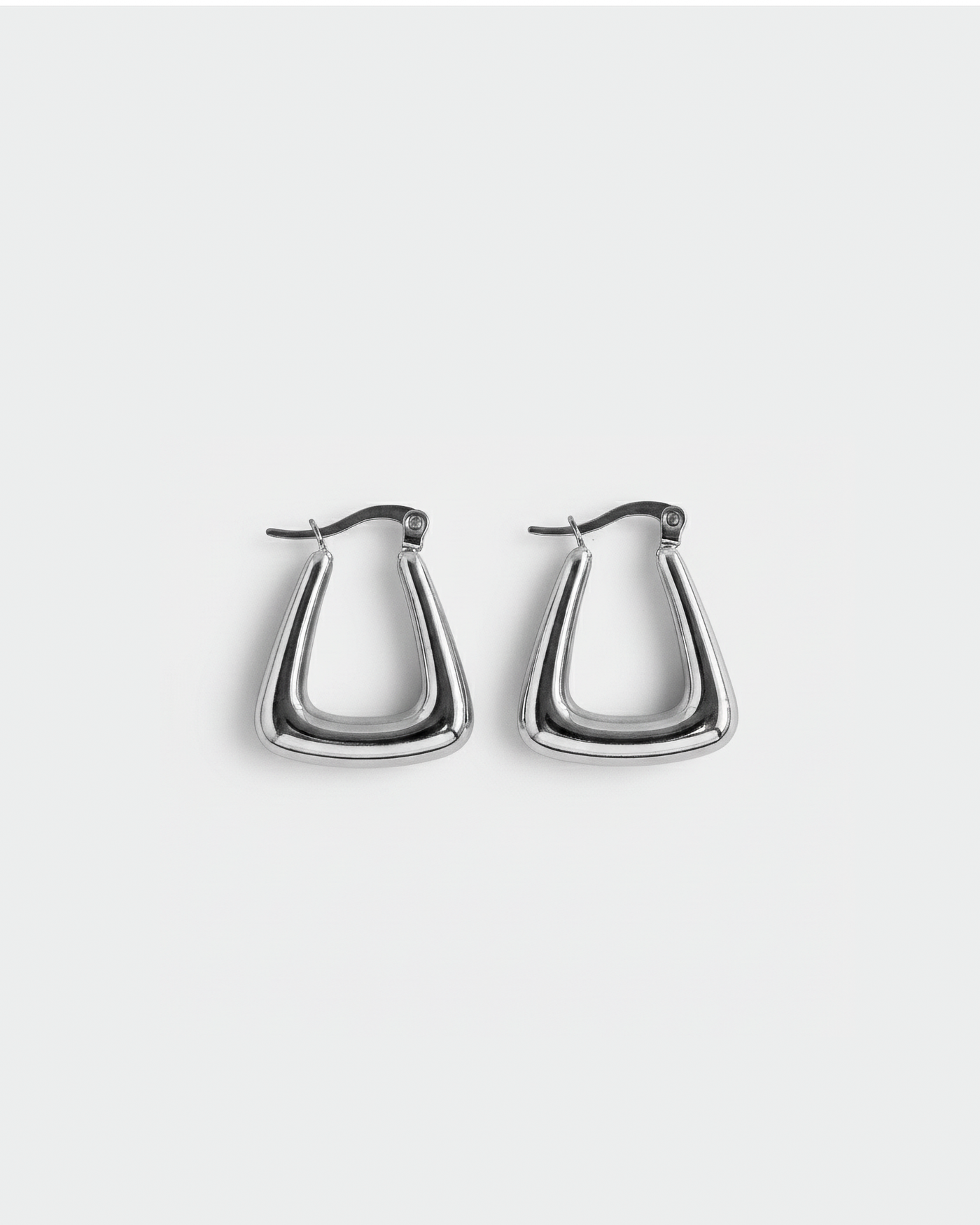 ahrensandco Sculptural Drop Earrings aus Edelstahl – Unisex Ring Frontansicht