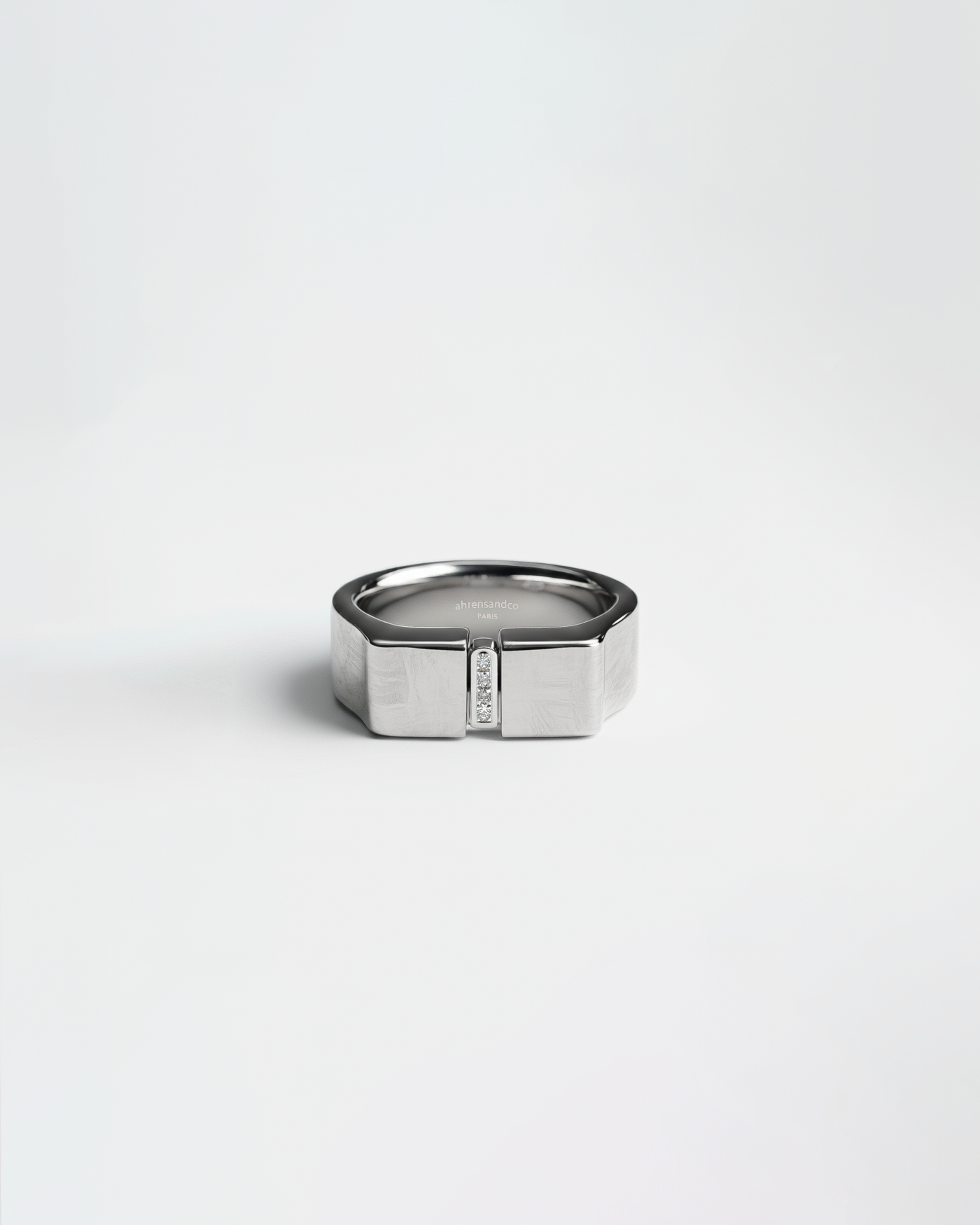 ahrensandco Signet Ring aus Edelstahl rhodiniert mit Zirkonia – Unisex Siegelring Seitenansicht