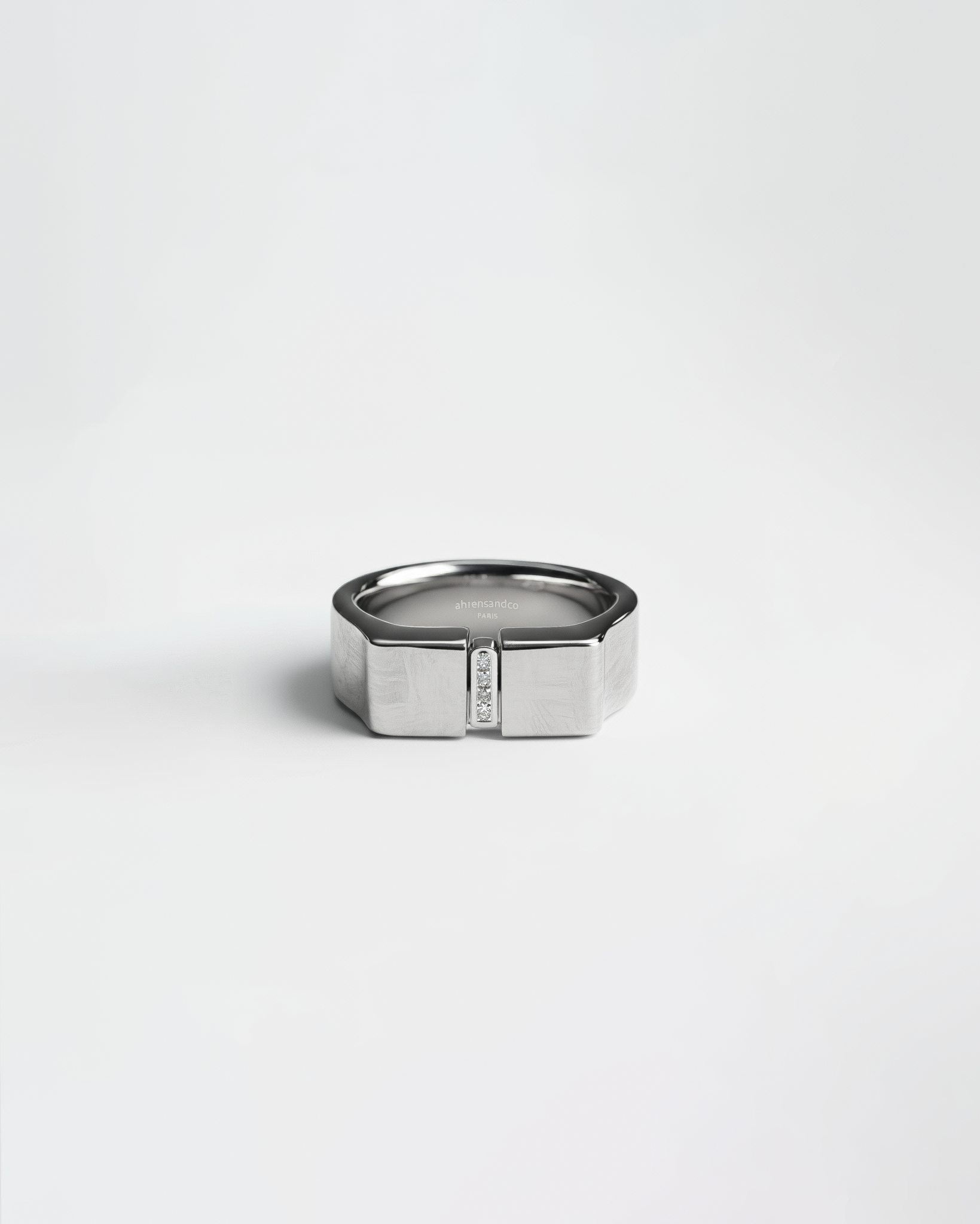 ahrensandco Signet Ring aus Edelstahl mit polierter Oberfläche und vier klaren Zirkonia – eleganter Unisex Ring aus Paris
