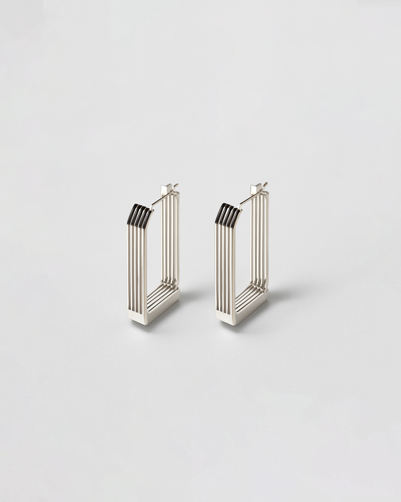 ahrensandco Strata Frame Earring aus 925 Sterling Silber – geometrische Ohrringe mit klarer Form, minimalistisches Design, designed in Paris
