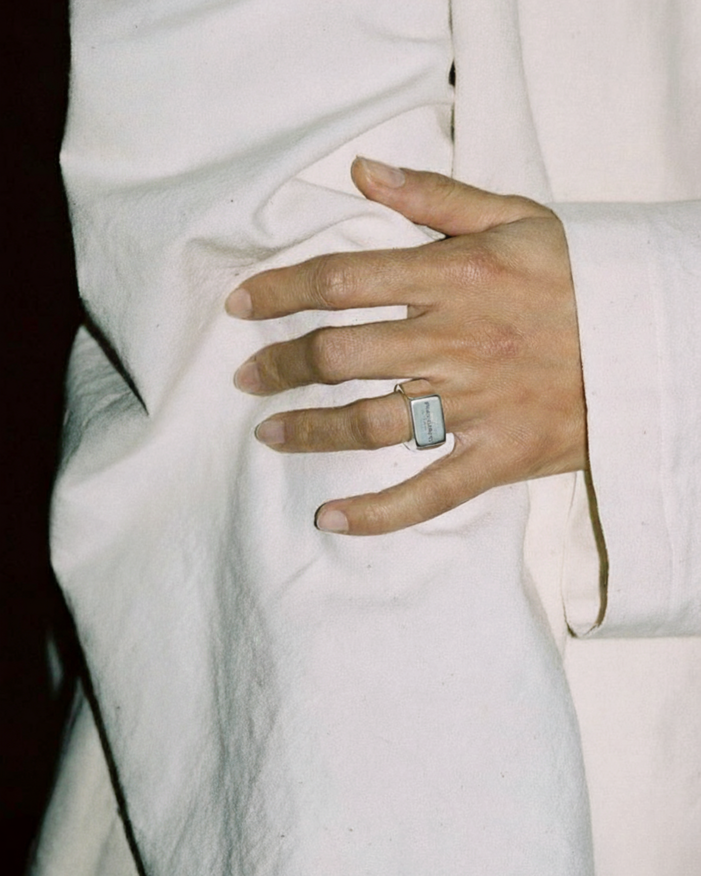 ahrensandco Studio Signet Ring aus Edelstahl – Unisex Siegelring Seitenansicht
