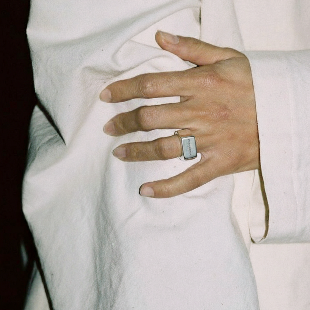 ahrensandco Studio Signet Ring aus Edelstahl mit spiegelpolierter Oberfläche – minimalistischer Unisex Siegelring aus Paris
