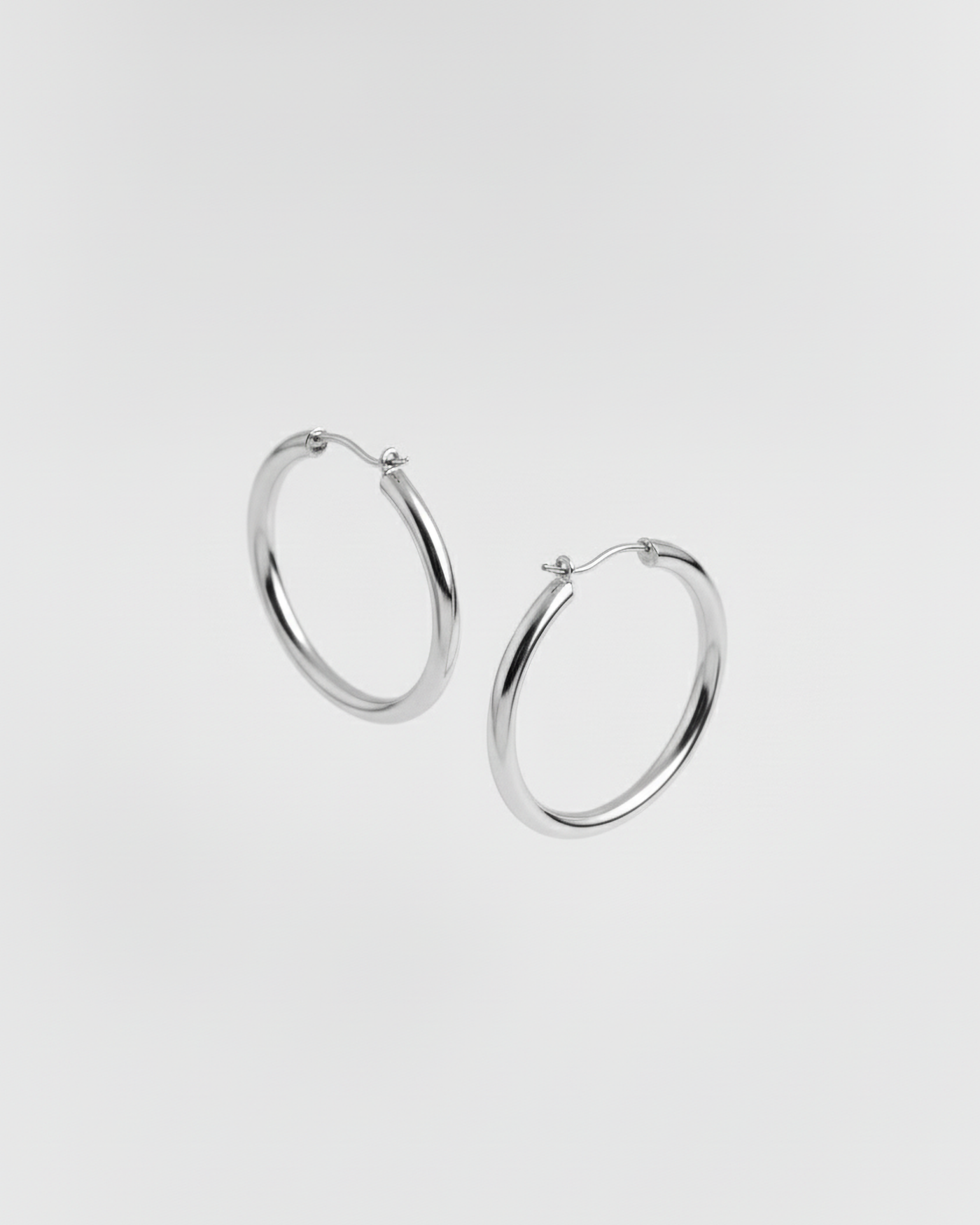 ahrensandco Vagence Hoop Earrings aus Edelstahl – Unisex Ring Seitenansicht