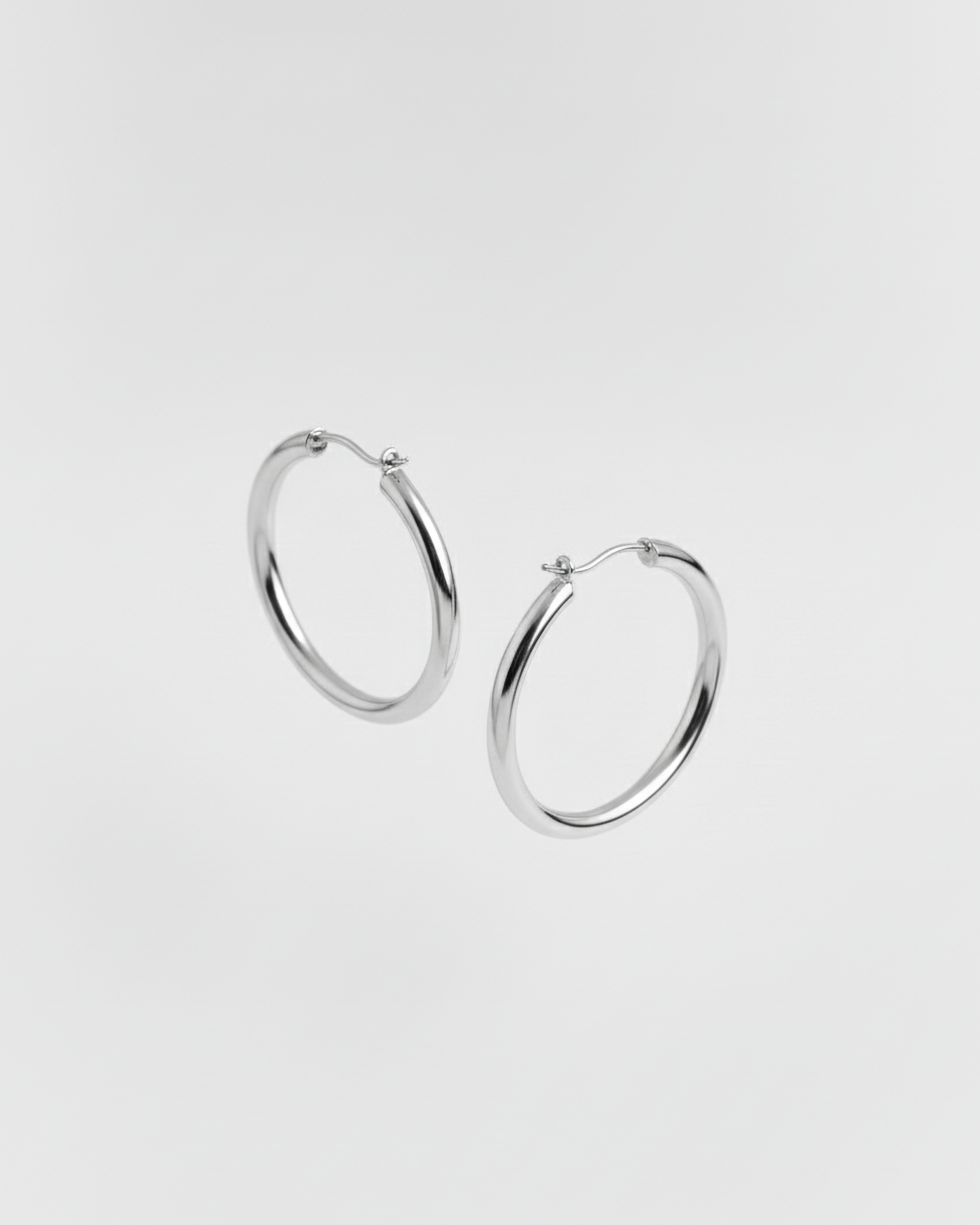ahrensandco Vagence Hoop Earrings aus Edelstahl mit Hochglanzfinish – hypoallergene, minimalistische Unisex-Creolen aus Paris
