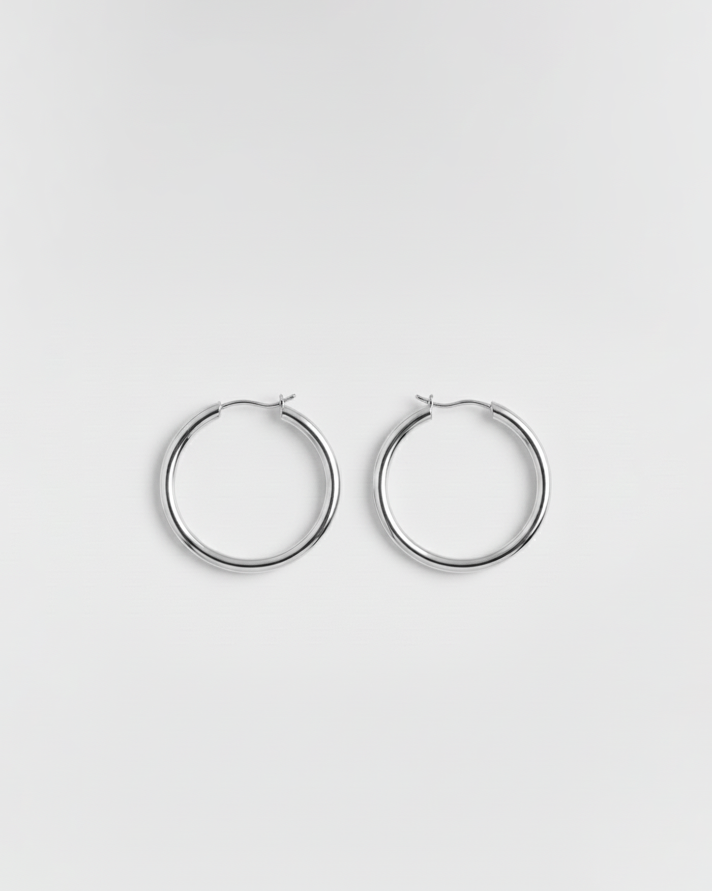 ahrensandco Vagence Hoop Earrings aus Edelstahl – Unisex Ring Frontansicht