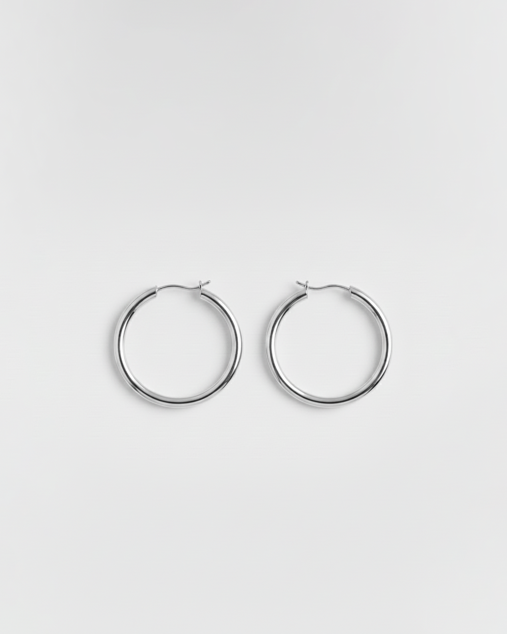 ahrensandco Vagence Hoop Earrings aus Edelstahl mit Hochglanzfinish – hypoallergene, minimalistische Unisex-Creolen aus Paris
