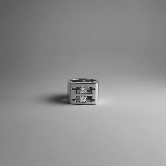 Ahrens & Co Carré Duo Ring close-up – dual square silver structure with reflective polished surface